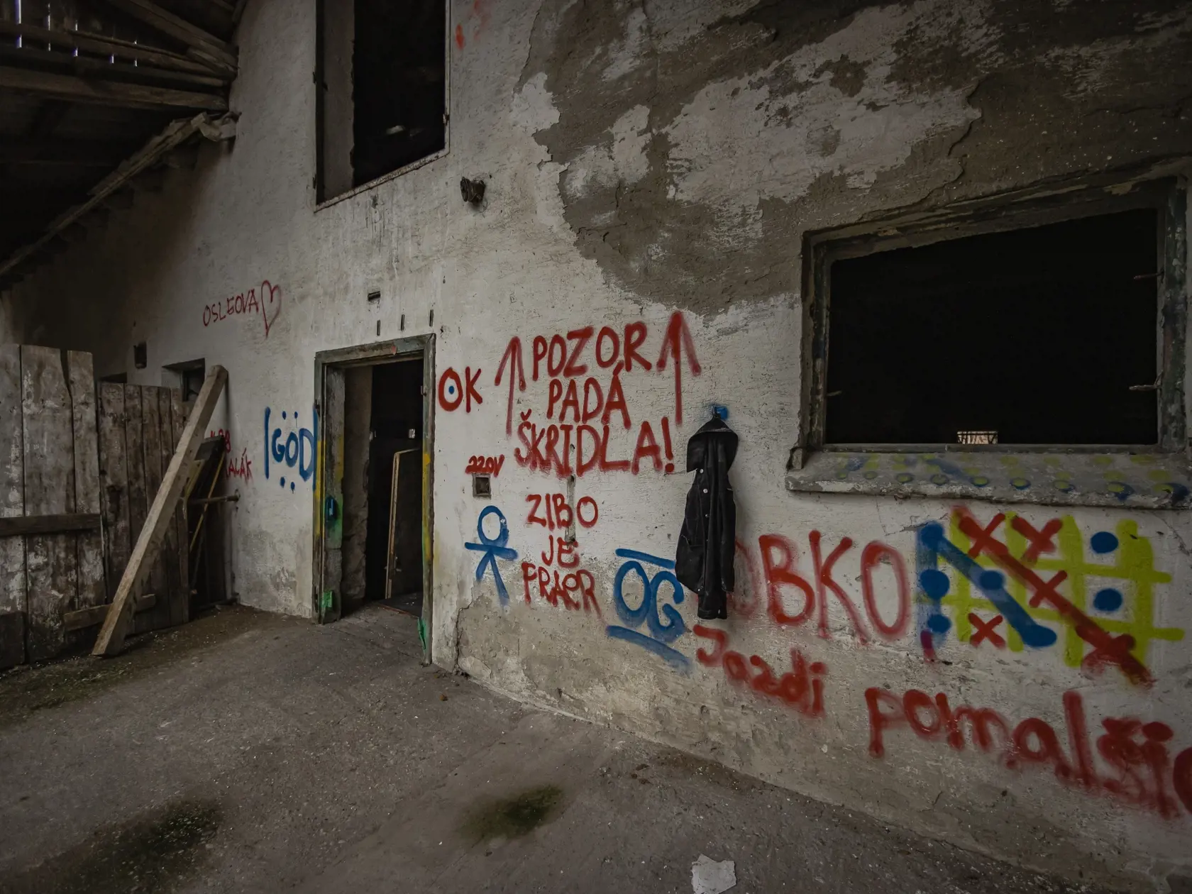 V areáli bývalého družstva v obci Miloslavov došlo k fyzickému útoku na 11-ročného dievča, ktoré útočníci najprv proti jej vôli omámili alkoholom.