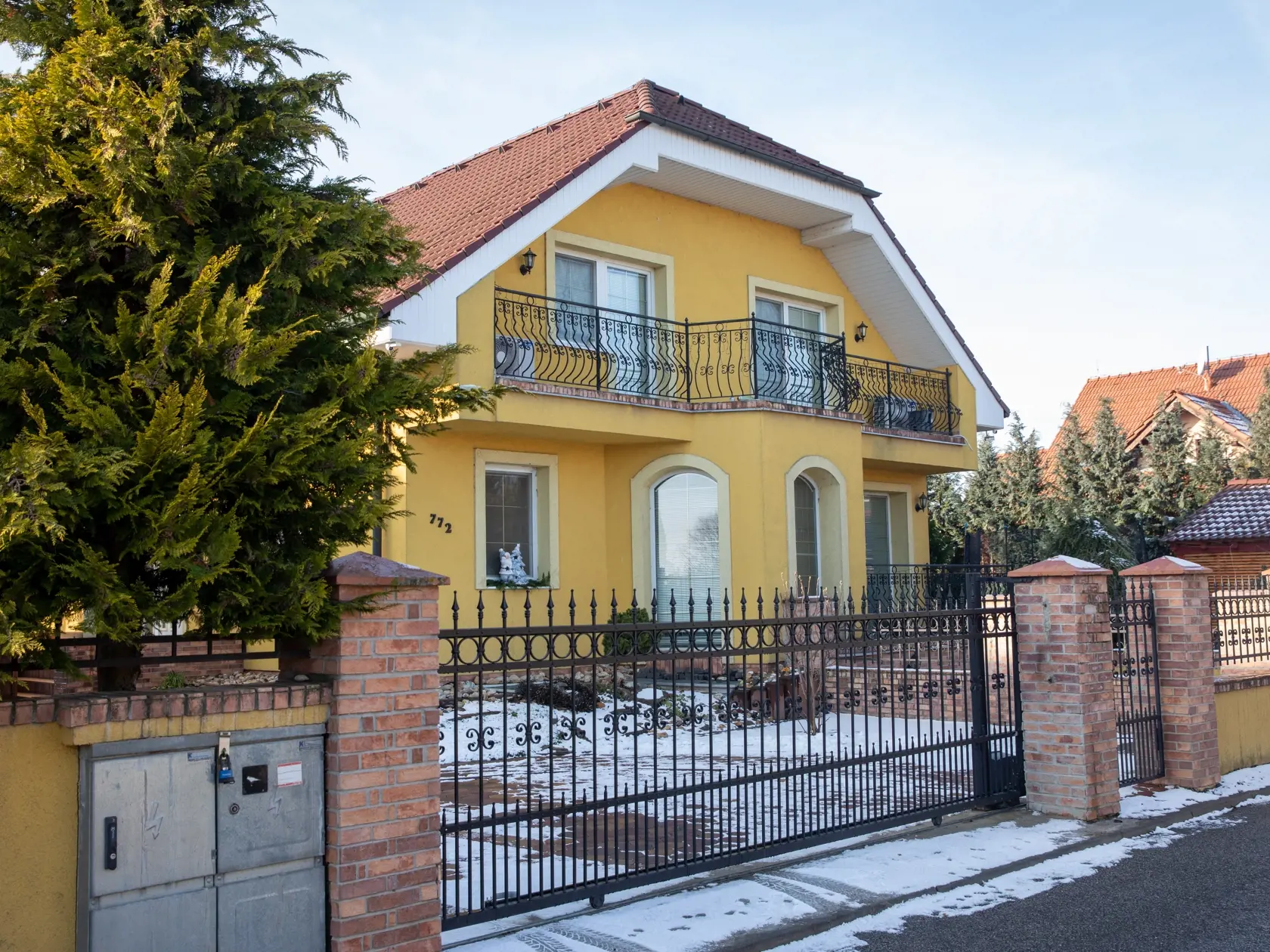 Na snímke je  dom v obci Miloslavov, kde býva tínedžerka ktorá iniciovala  zbitie  jedenásťročného  dievčata.