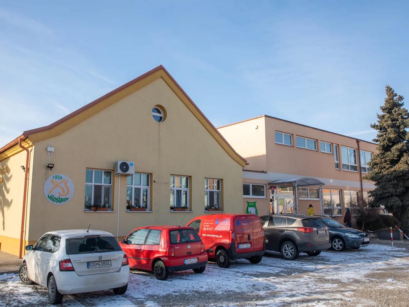 Na snímke je  areál základnej školy v obci Miloslavov.