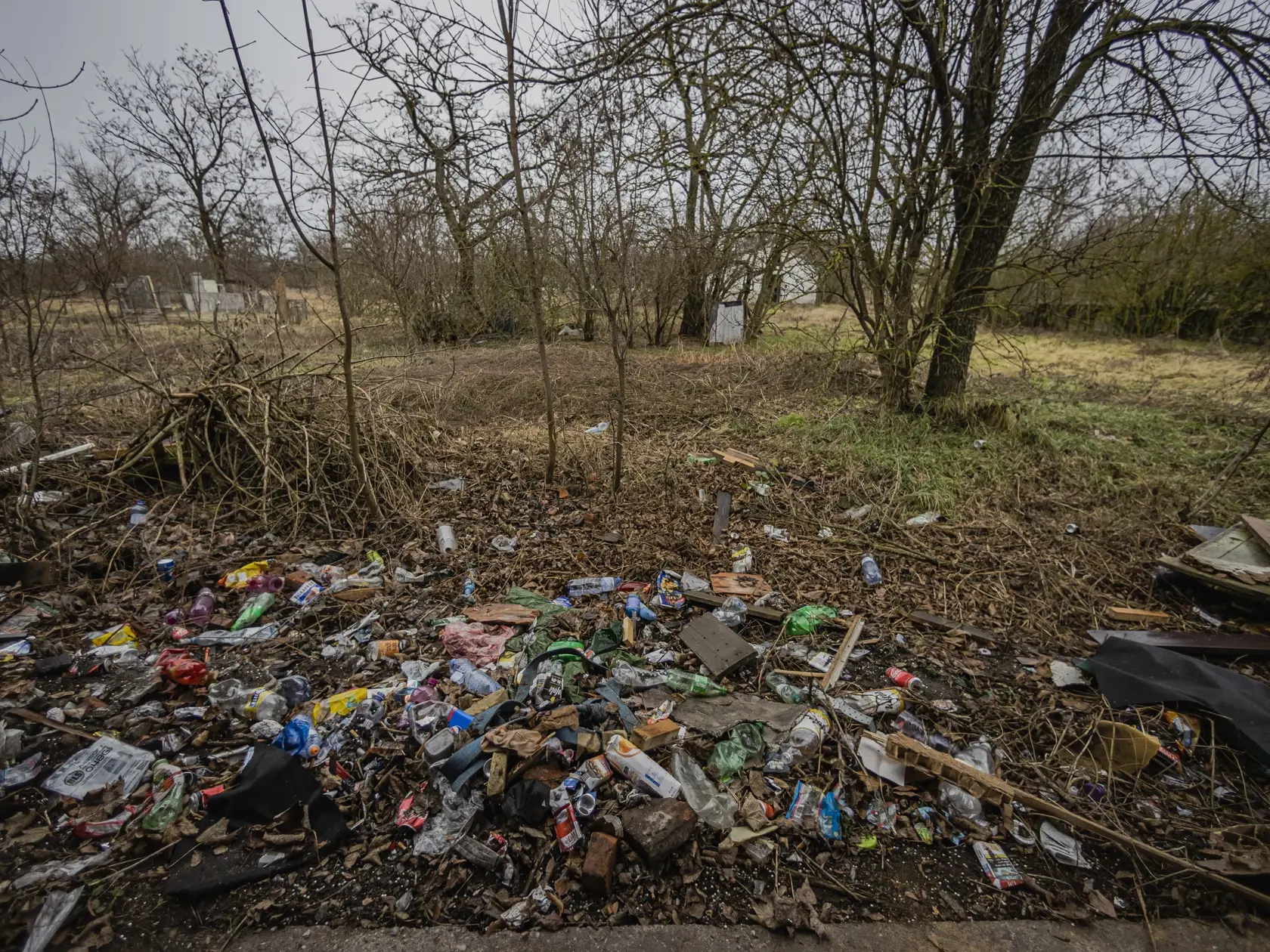 V areáli bývalého družstva v obci Miloslavov došlo k fyzickému útoku na 11-ročného dievča, ktoré útočníci najprv proti jej vôli omámili alkoholom.