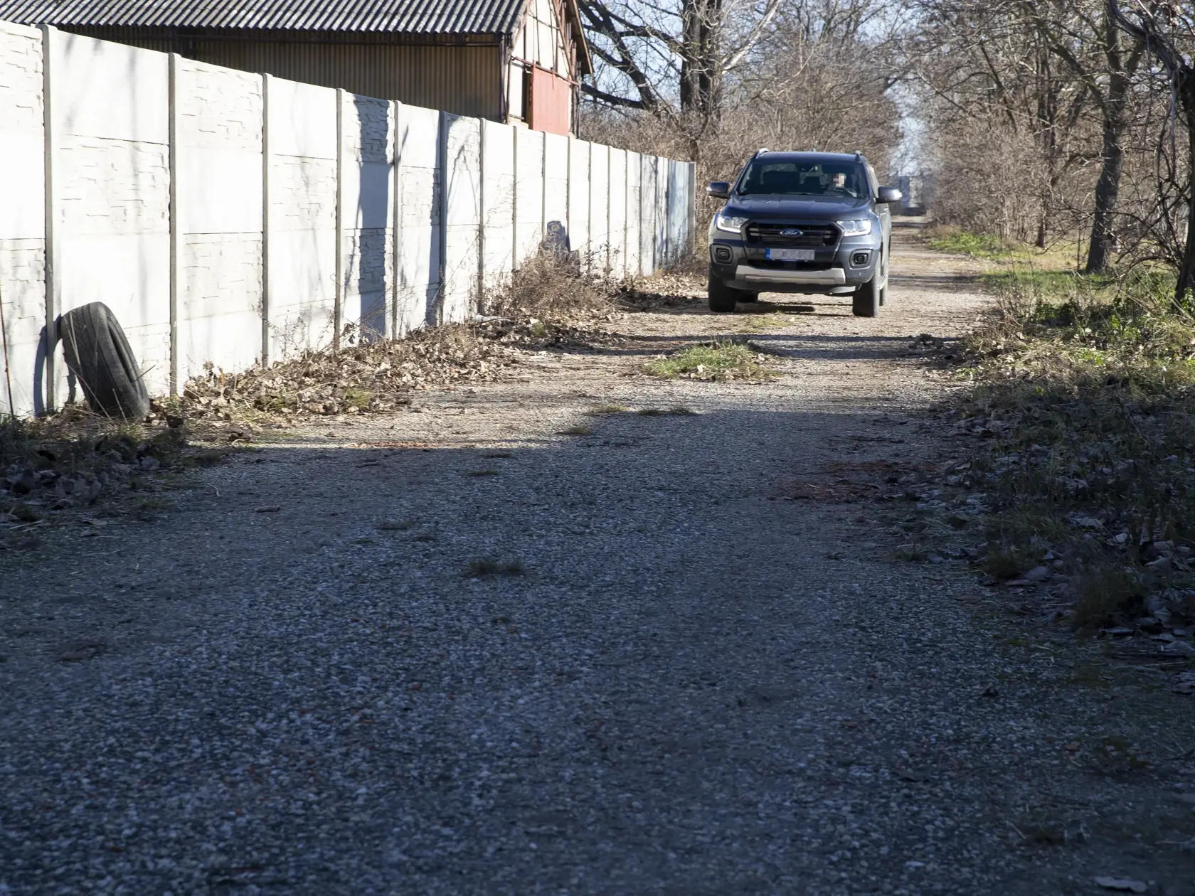 Prípad týranej 11 ročnej Andrey z obce Miloslavov - Alžbetin dvor, ktorú pod vplyvom alkoholu údajne zbili je rovesníci z obce v areáli miestneho bývalého poľnohospodárskeho družstva. Na snímke je majiteľ budov na pozemku družstva, kde sa skutok stal