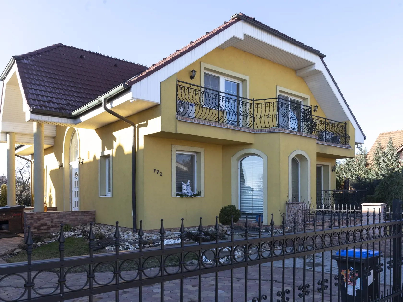 Prípad týranej 11 ročnej Andrey z obce Miloslavov - Alžbetin dvor, ktorú pod vplyvom alkoholu údajne zbili je rovesníci z obce v areáli miestneho bývalého poľnohospodárskeho družstva. Na snímke je rodinný dom v ktorom s rodinou býva jedna s účastníčok incidentu.
