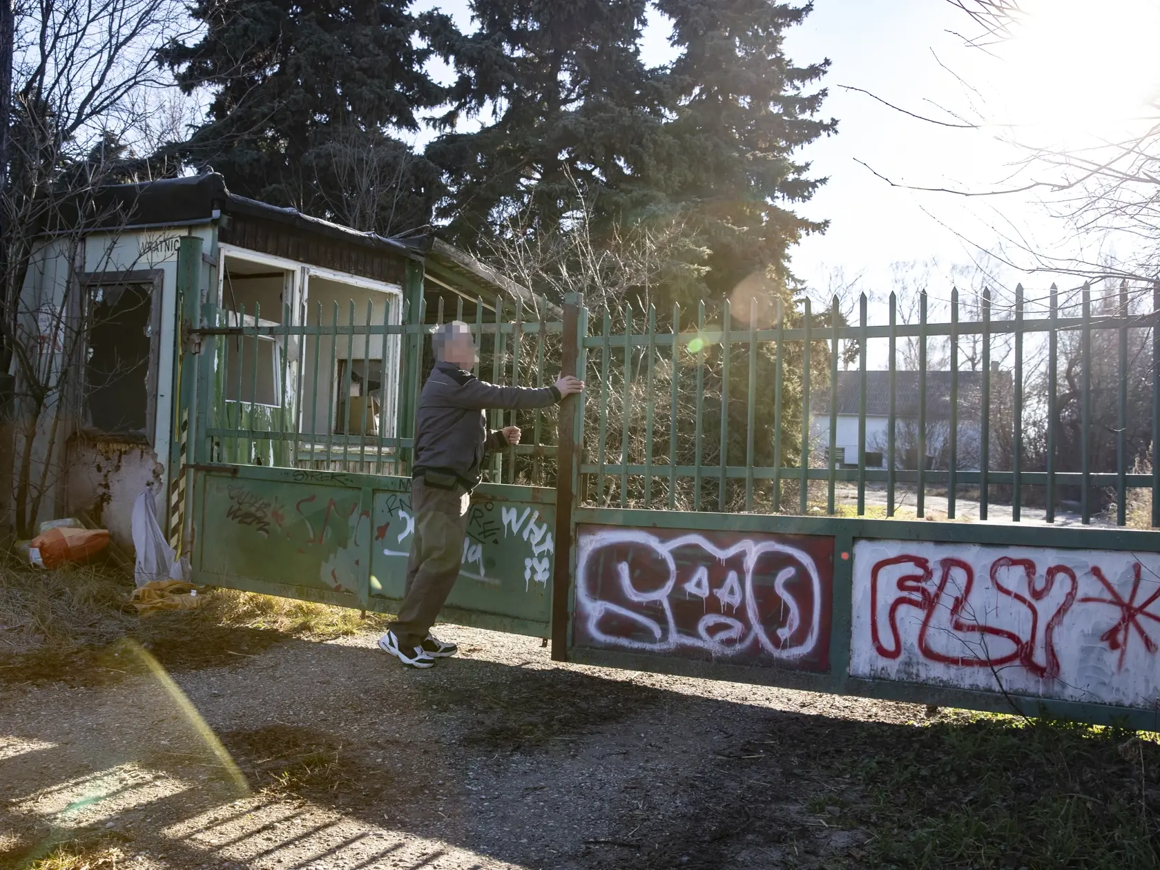 Prípad týranej 11 ročnej Andrey z obce Miloslavov - Alžbetin dvor, ktorú pod vplyvom alkoholu údajne zbili je rovesníci z obce v areáli miestneho bývalého poľnohospodárskeho družstva. Na snímke je majiteľ budov na pozemku družstva, kde sa skutok stal