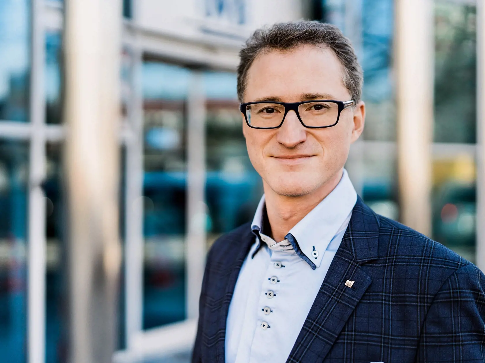 "Najviac peňazí dávajú Slováci na bývanie a potraviny. Pri bývaní väčšinu nákladov „zhltnú“ energie, preto treba využiť dotačné programy na zateplenie, výmenu okien a dverí a ďalšie kroky na zníženie spotreby energií. V programe Obnov dom sa dá získať až 19 000 eur na obnovu rodinného domu a štát preplatí až 80 % z vynaložených nákladov. Investovať do zníženia spotreby energií je rozumnou cestou, ako si výrazne znížiť náklady na dlhé roky dopredu."