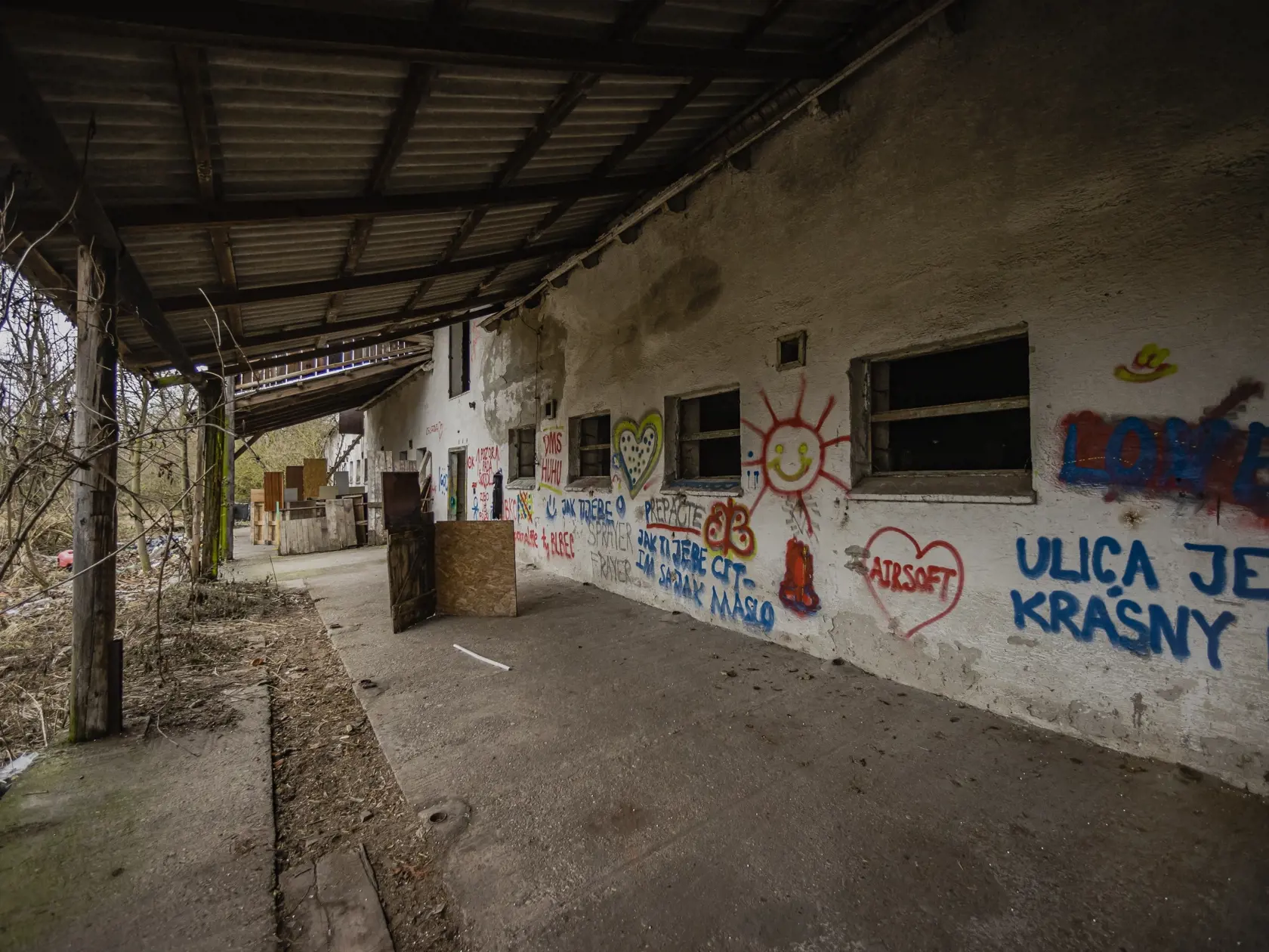 V areáli bývalého družstva v obci Miloslavov došlo k fyzickému útoku na 11-ročného dievča, ktoré útočníci najprv proti jej vôli omámili alkoholom.