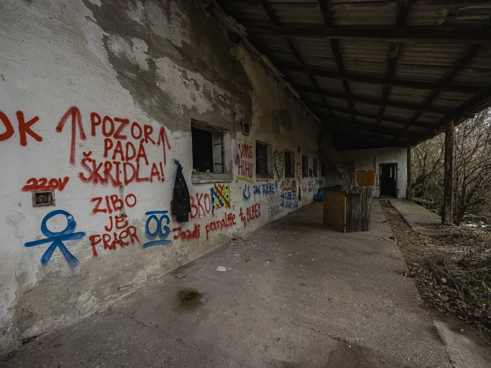 V areáli bývalého družstva v obci Miloslavov došlo k fyzickému útoku na 11-ročného dievča, ktoré útočníci najprv proti jej vôli omámili alkoholom.
