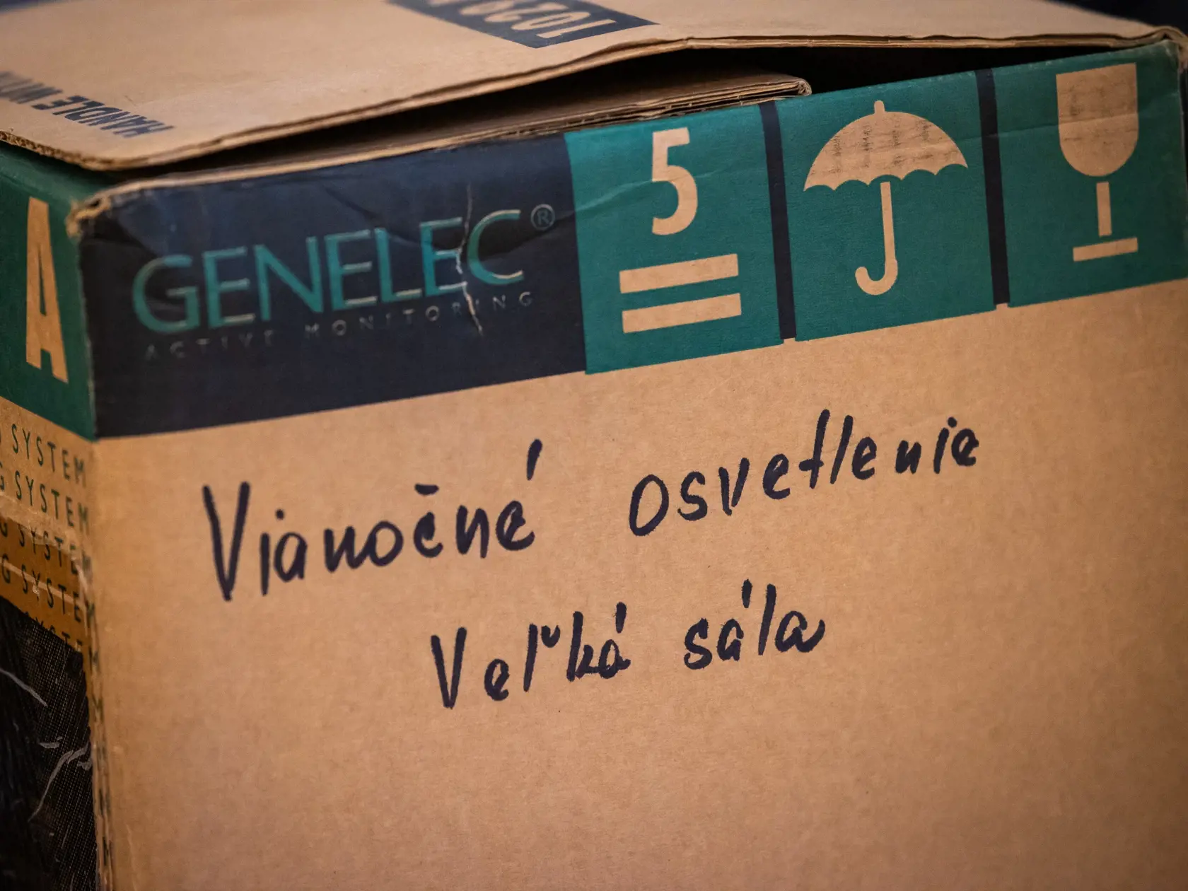 Zdobenie vianočných stromčekov v prezidentskom paláci v Bratislave.