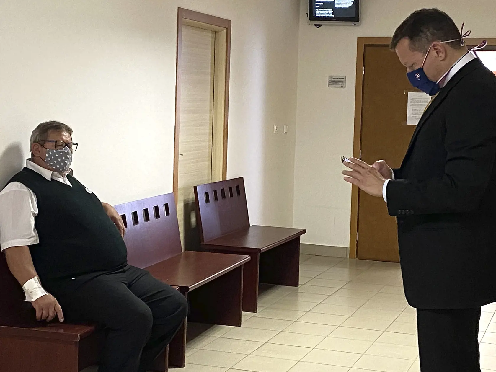 Hlavné pojednávanie v kauze vraždy novinára Jána Kuciaka a jeho snúbenice Martiny Kušnírovej na Špecializovanom trestnom súde v Pezinku, 29. apríla 2020. V Pezinku je z obžalovaných prítomný iba údajný objednávateľ Marian K. Na snímke Jozef Kuciak (vľavo), otec zavraždeného novinára Jána Kuciaka a Daniel Lipšic (vpravo), právny zástupca poškodených Kuciakovcov pred začiatkom pojednávania.