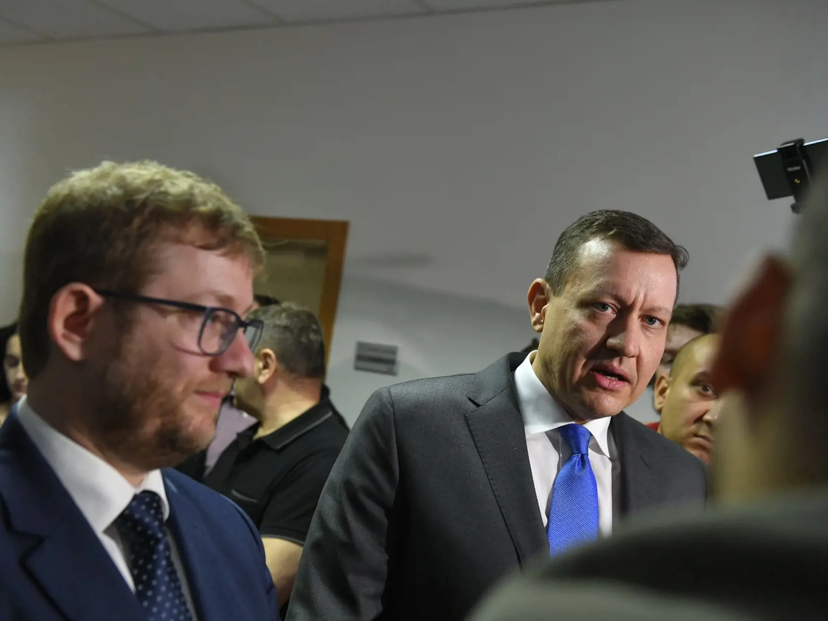 Na sníme právni zástupcovia Markízy Daniel Lipšic a Tomáš Kamenec (vľavo) hovoria s novinármi po hlavnom pojednávaní v kauze zmenky televízie Markíza v budove Justičnej akadémie v Pezinku 27. februára 2020.