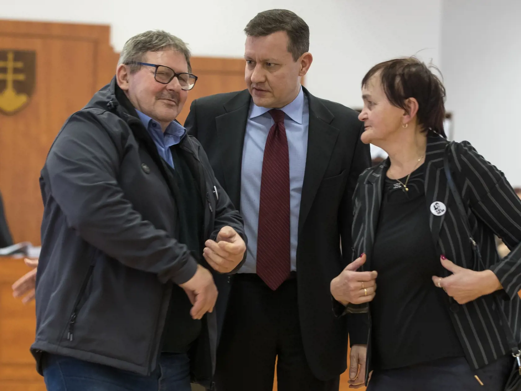 Siedme pojednávanie na Špecializovanom trestnom súde v Pezinku vo veci vraždy investigatívneho novinára Jána Kuciaka a jeho snúbenice Martiny Kušnírovej. Na snímke zľava je Jozef Kuciak, Daniel Lipšic a Jana Kuciaková.