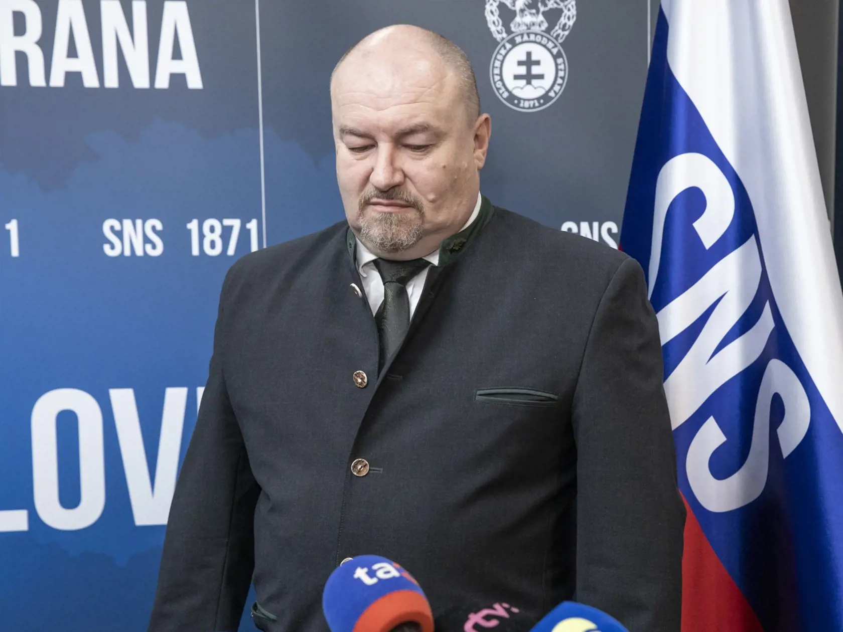 Parlamentné voľby na Slovensku. Volebná centrála Slovenskej národnej strany. Na snímke je starosta obce Očová  Rudolf Huliak.