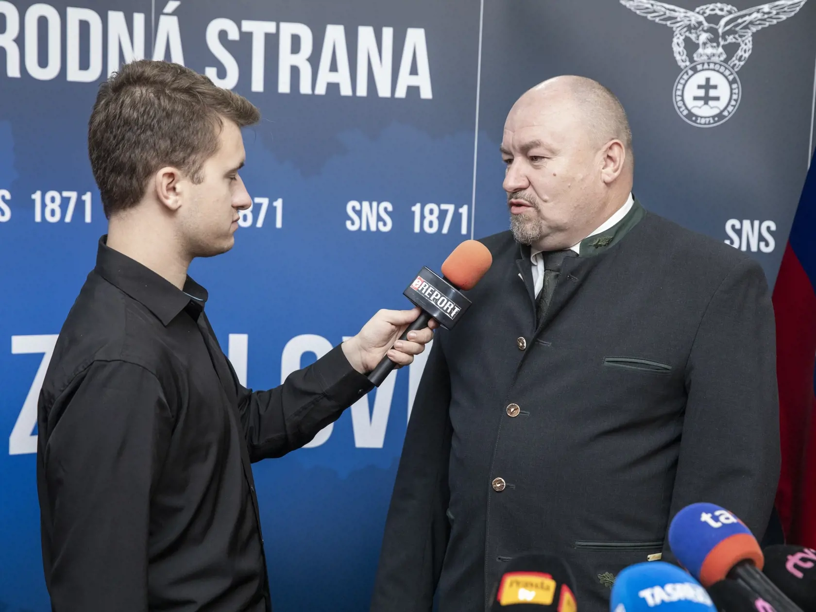 Parlamentné voľby na Slovensku. Volebná centrála Slovenskej národnej strany. Na snímke je starosta obce Očová  Rudolf Huliak.