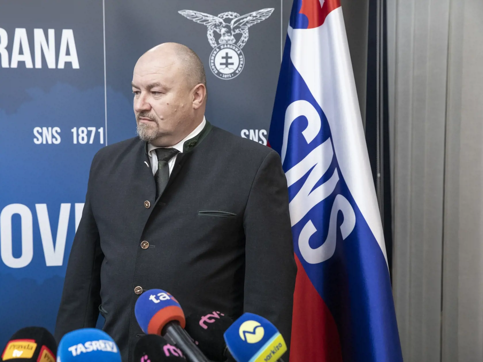 Parlamentné voľby na Slovensku. Volebná centrála Slovenskej národnej strany. Na snímke je starosta obce Očová  Rudolf Huliak.
