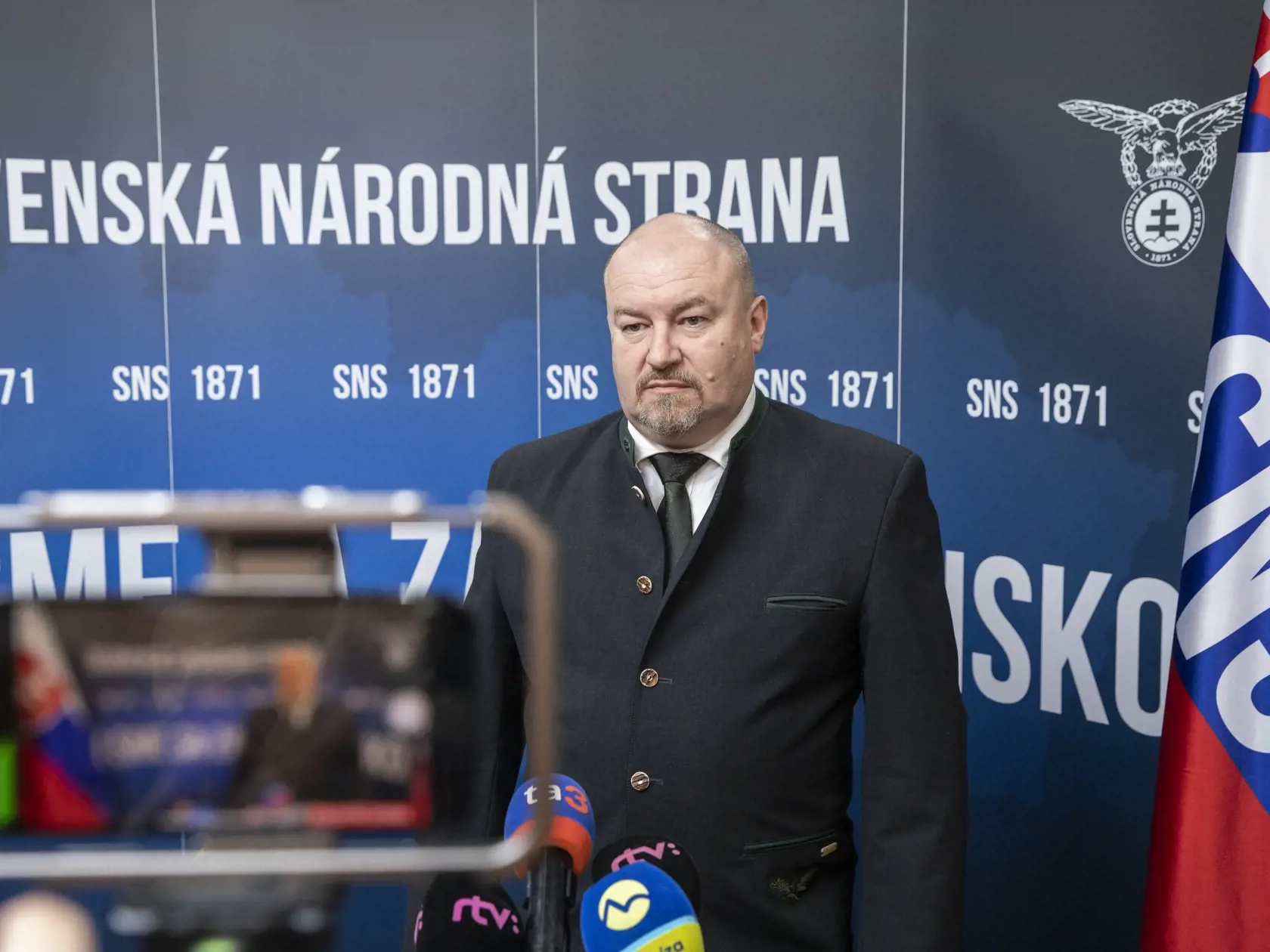 Parlamentné voľby na Slovensku. Volebná centrála Slovenskej národnej strany. Na snímke je starosta obce Očová  Rudolf Huliak.