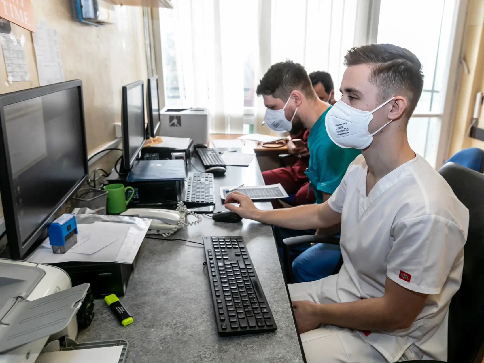 V režime OTP, teda očkovaní, testovaní a prekonaní budú fungovať ľudia v práci. Na školách sú testy odporúčané. OTP režim platí aj pre diaľkové linky, taxíky, vleky, lanovky a tiež pre osoby do 18 rokov, ktoré sa chcú zúčastniť športových podujatí.