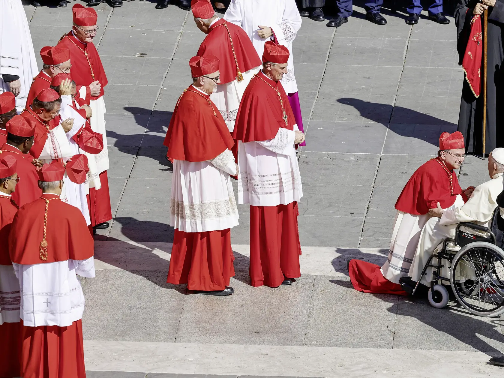 Od 7. storočia sa kňazi, ktorých si vyberal pápež na osobitné liturgické, administratívne alebo diplomatické úlohy, označovali ako cardinales.