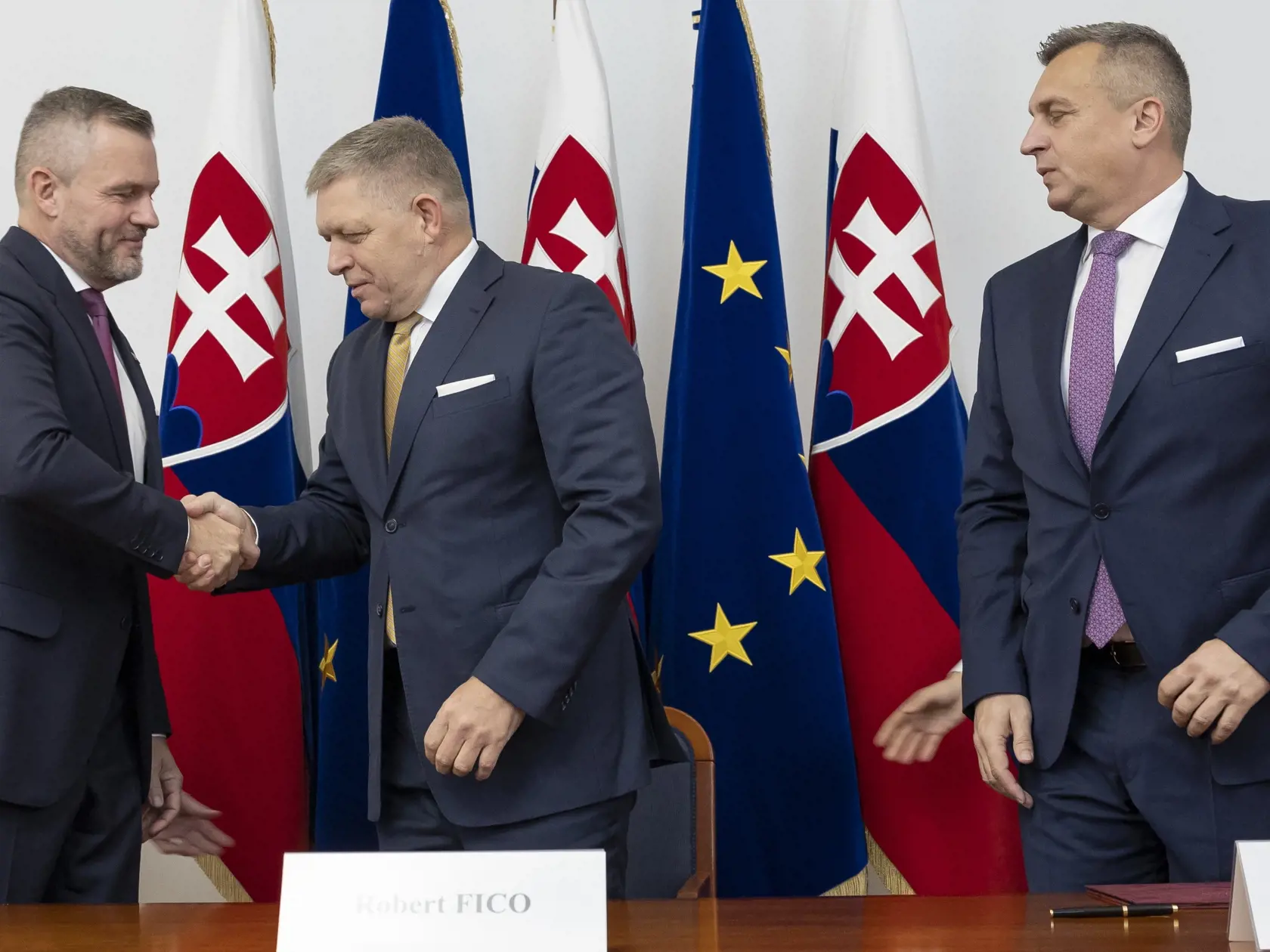 Predseda strany Smer-SD Robert Fico, líder Hlasu-SD Peter Pellegrini a šéf Slovenskej národnej strany (SNS) Andrej Danko počas podpisu koaličnej zmluvy v historickej budove Národnej rady Slovenskej republiky. Na snímke zľava je Peter Pellegrini, Robert Fico a Andrej Danko.