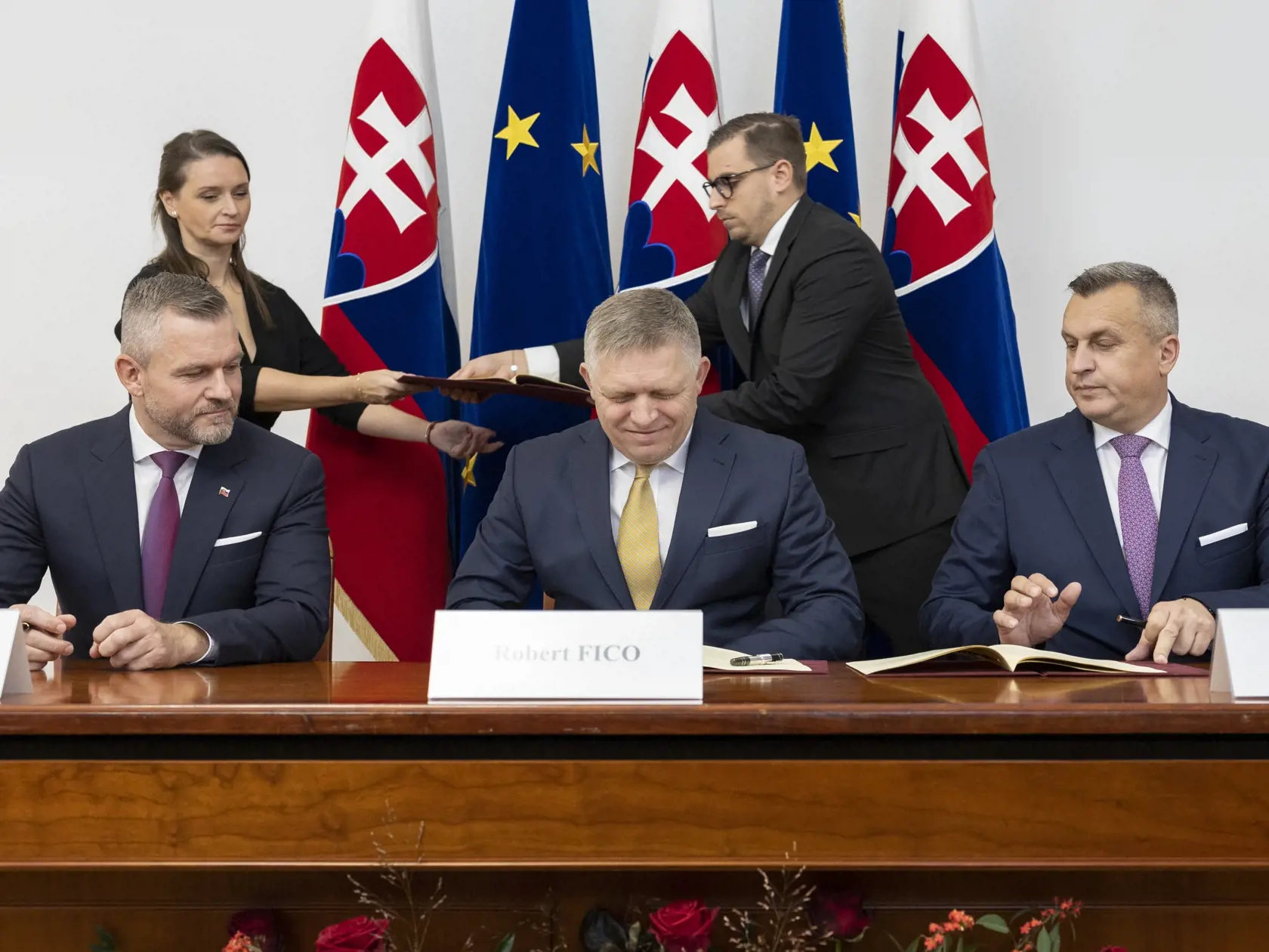 Predseda strany Smer-SD Robert Fico, líder Hlasu-SD Peter Pellegrini a šéf Slovenskej národnej strany (SNS) Andrej Danko počas podpisu koaličnej zmluvy v historickej budove Národnej rady Slovenskej republiky. Na snímke zľava je Peter Pellegrini, Robert Fico a Andrej Danko.