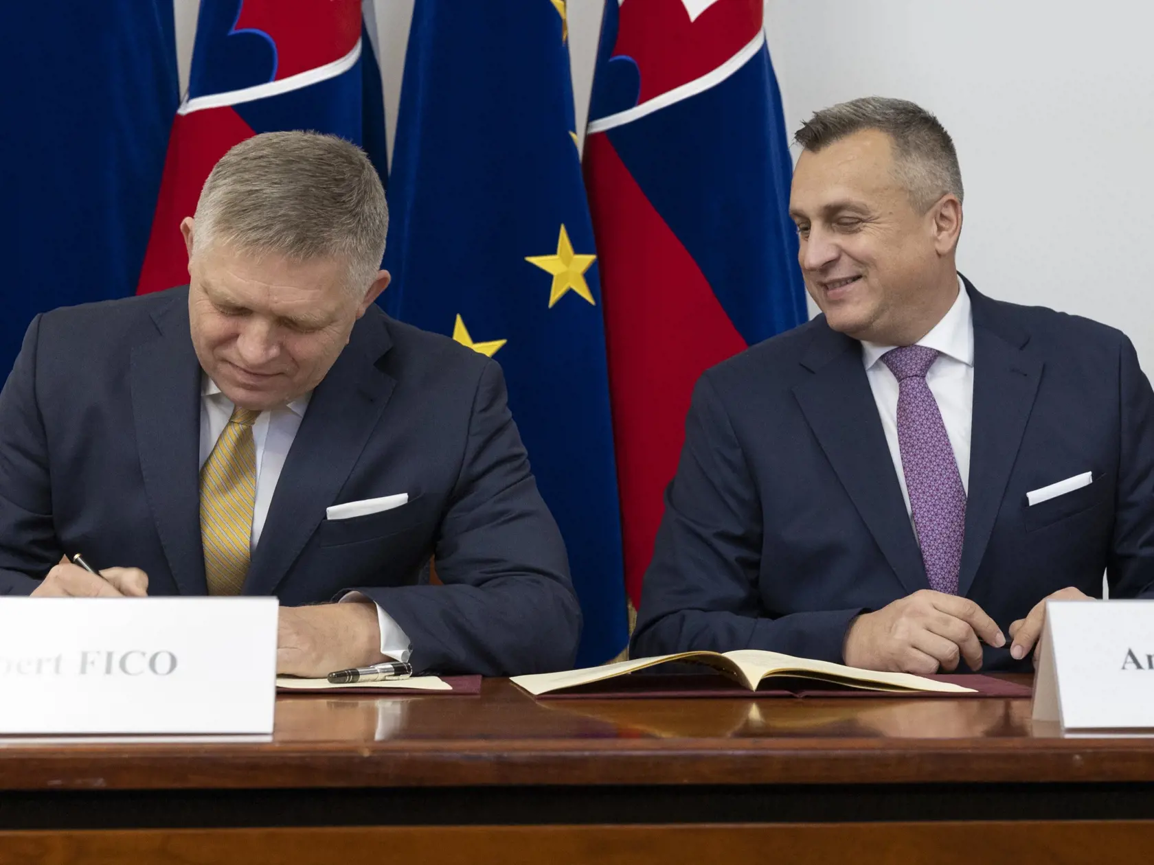 Predseda strany Smer-SD Robert Fico, líder Hlasu-SD Peter Pellegrini a šéf Slovenskej národnej strany (SNS) Andrej Danko počas podpisu koaličnej zmluvy v historickej budove Národnej rady Slovenskej republiky. Na snímke zľava je Robert Fico a Andrej Danko.