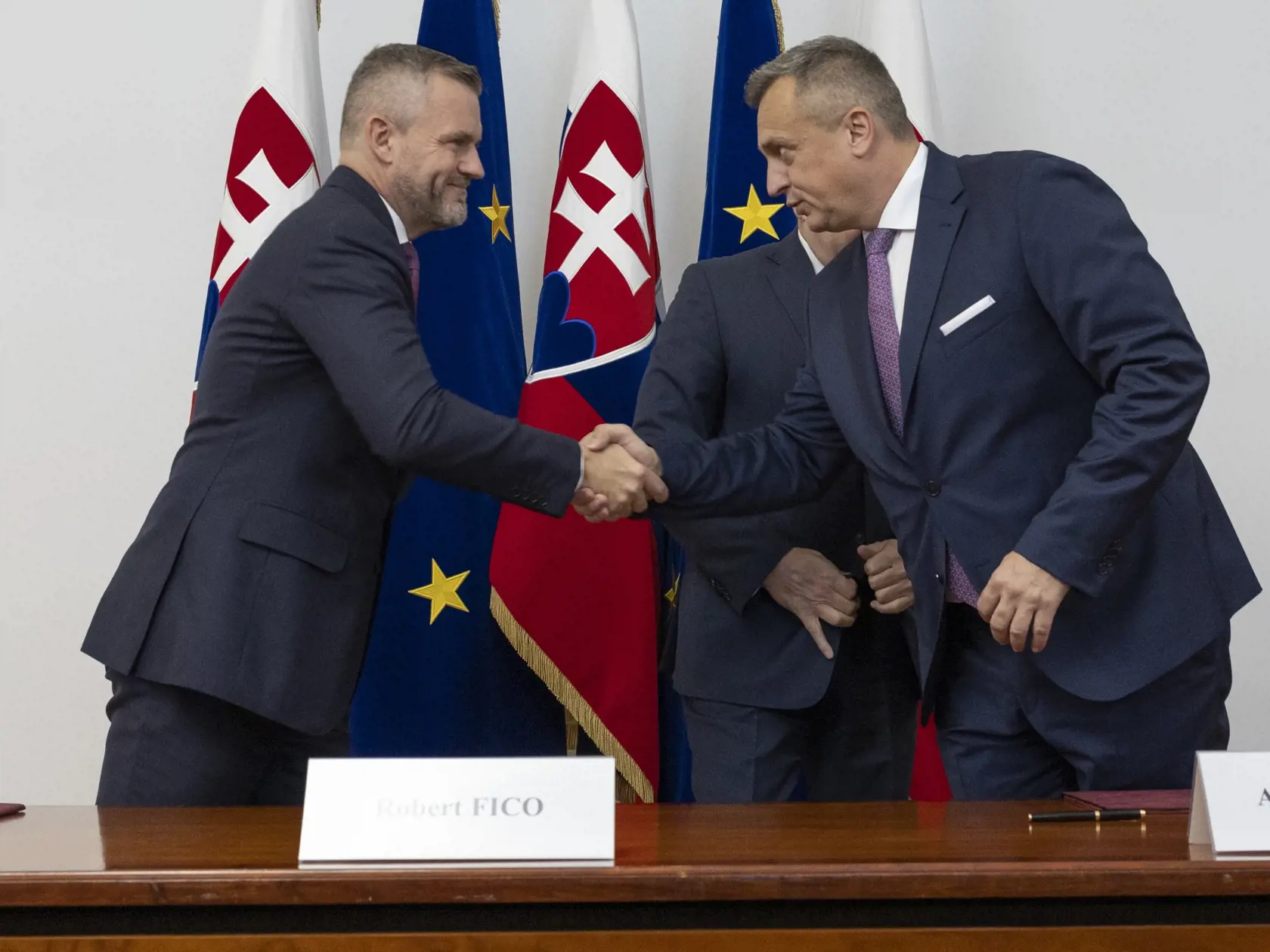 Predseda strany Smer-SD Robert Fico, líder Hlasu-SD Peter Pellegrini a šéf Slovenskej národnej strany (SNS) Andrej Danko počas podpisu koaličnej zmluvy v historickej budove Národnej rady Slovenskej republiky. Na snímke zľava je Peter Pellegrini a Andrej Danko.