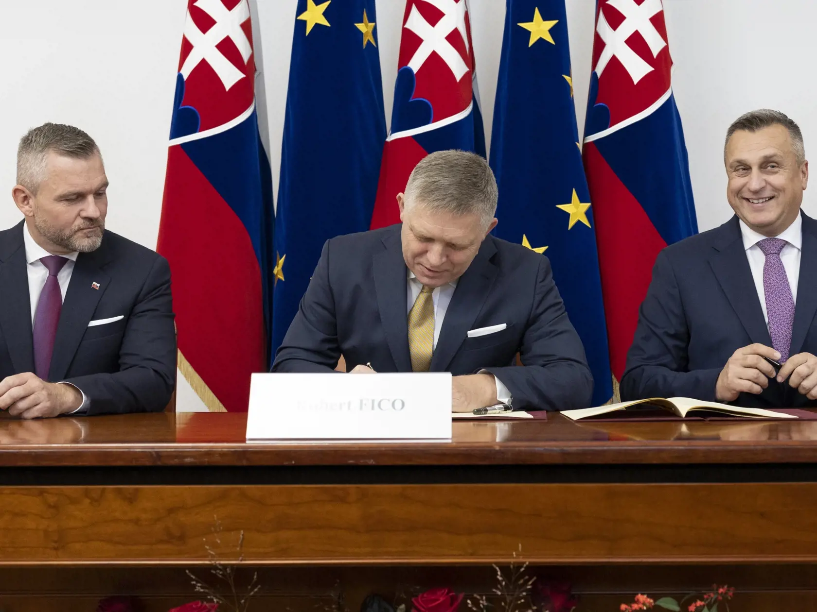 Predseda strany Smer-SD Robert Fico, líder Hlasu-SD Peter Pellegrini a šéf Slovenskej národnej strany (SNS) Andrej Danko počas podpisu koaličnej zmluvy v historickej budove Národnej rady Slovenskej republiky. Na snímke zľava je Peter Pellegrini, Robert Fico a Andrej Danko.