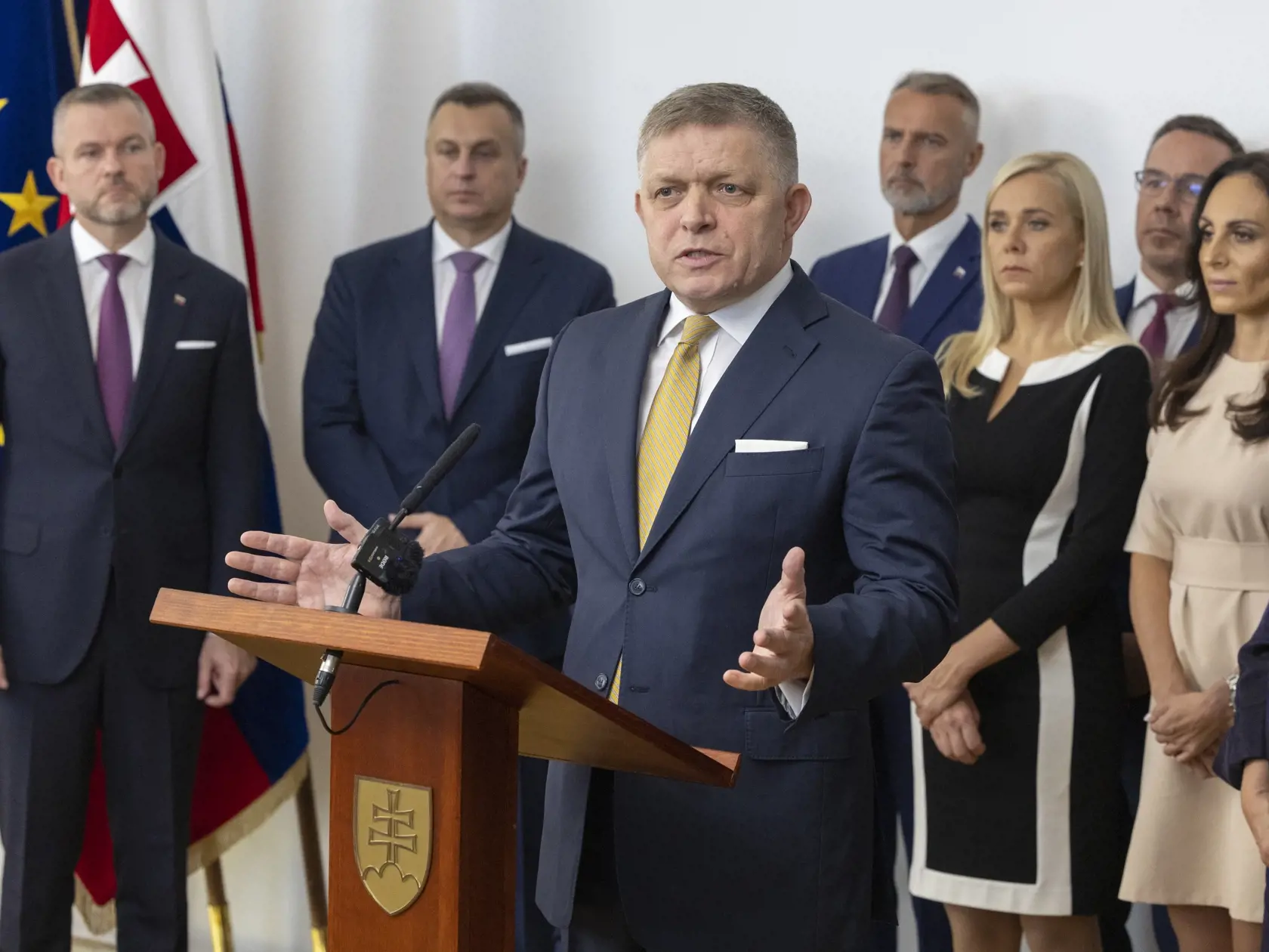 Predseda strany Smer-SD Robert Fico, líder Hlasu-SD Peter Pellegrini a šéf Slovenskej národnej strany (SNS) Andrej Danko počas podpisu koaličnej zmluvy v historickej budove Národnej rady Slovenskej republiky. Na snímke je Robert Fico.