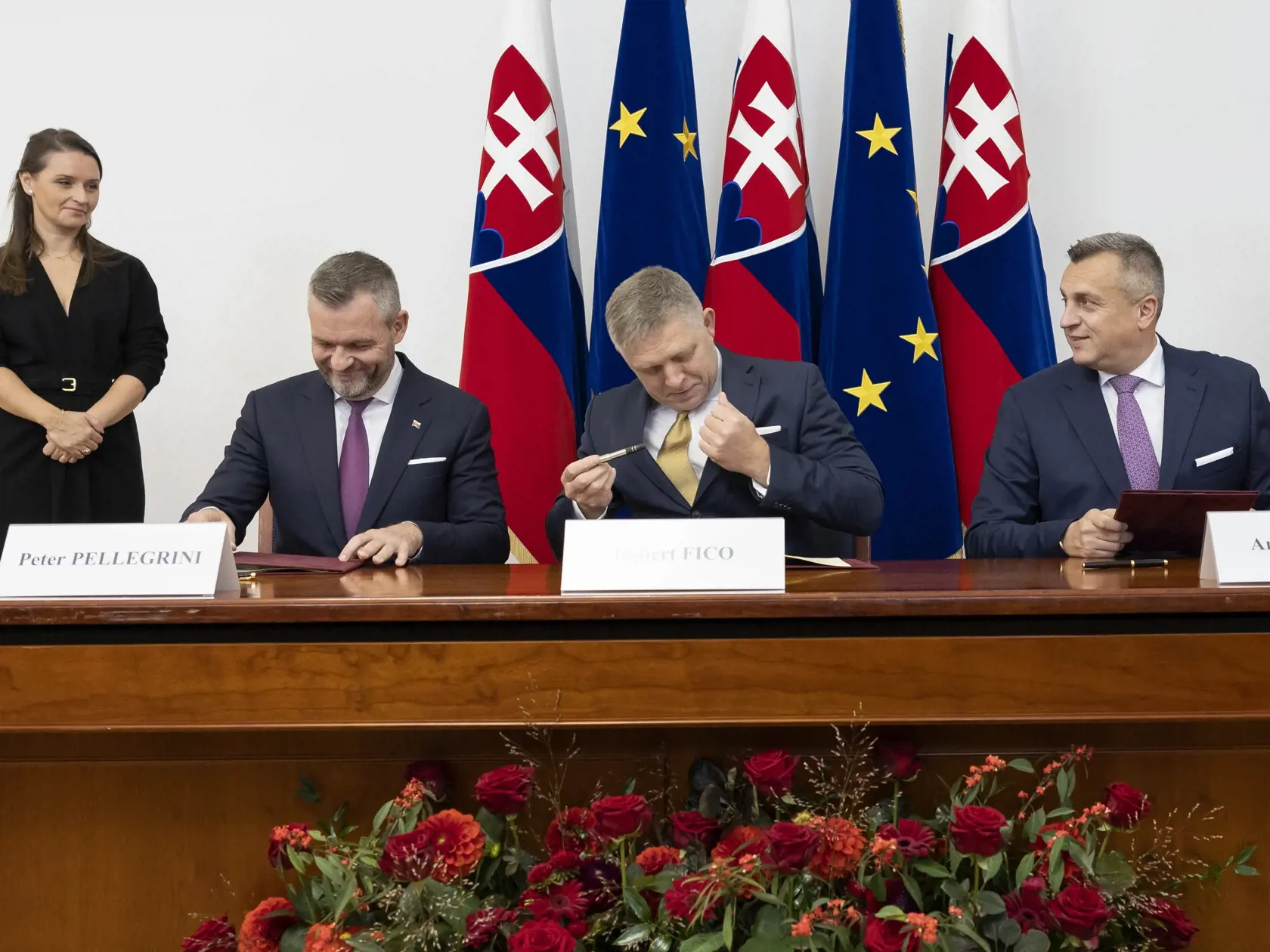 Predseda strany Smer-SD Robert Fico, líder Hlasu-SD Peter Pellegrini a šéf Slovenskej národnej strany (SNS) Andrej Danko počas podpisu koaličnej zmluvy v historickej budove Národnej rady Slovenskej republiky. Na snímke zľava je Peter Pellegrini, Robert Fico a Andrej Danko.