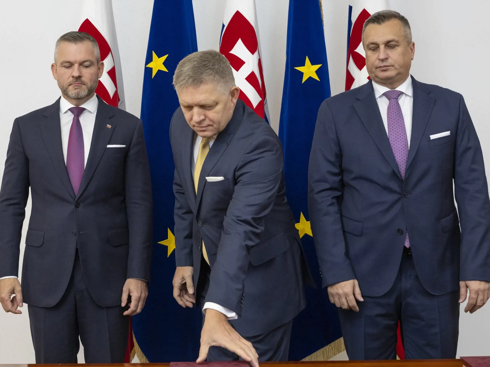 Predseda strany Smer-SD Robert Fico, líder Hlasu-SD Peter Pellegrini a šéf Slovenskej národnej strany (SNS) Andrej Danko počas podpisu koaličnej zmluvy v historickej budove Národnej rady Slovenskej republiky. Na snímke zľava je Peter Pellegrini, Robert Fico a Andrej Danko.