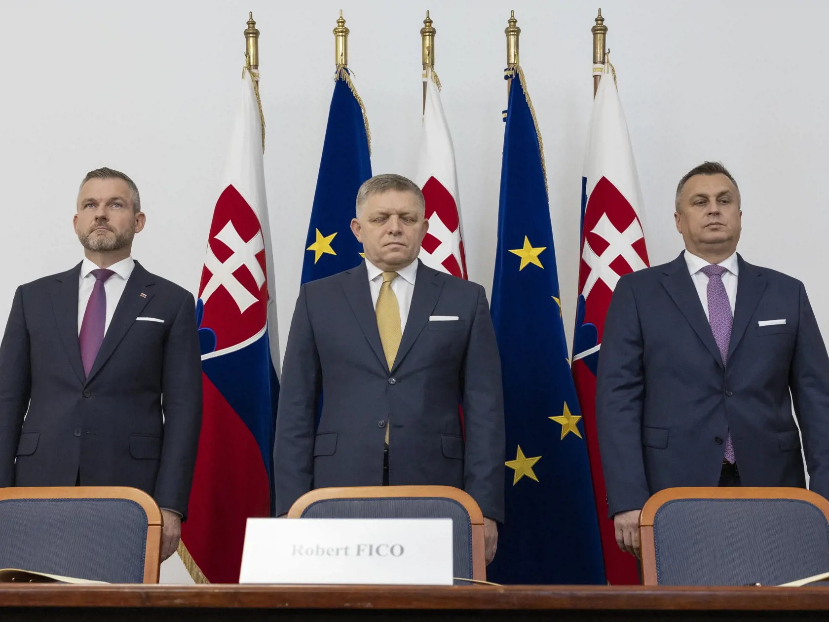 Predseda strany Smer-SD Robert Fico, líder Hlasu-SD Peter Pellegrini a šéf Slovenskej národnej strany (SNS) Andrej Danko počas podpisu koaličnej zmluvy v historickej budove Národnej rady Slovenskej republiky. Na snímke zľava je Peter Pellegrini, Robert Fico a Andrej Danko.