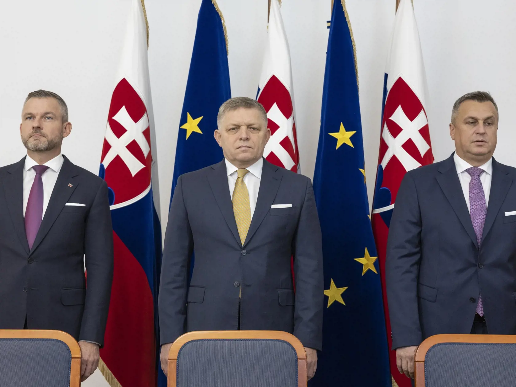 Predseda strany Smer-SD Robert Fico, líder Hlasu-SD Peter Pellegrini a šéf Slovenskej národnej strany (SNS) Andrej Danko počas podpisu koaličnej zmluvy v historickej budove Národnej rady Slovenskej republiky. Na snímke zľava je Peter Pellegrini, Robert Fico a Andrej Danko.