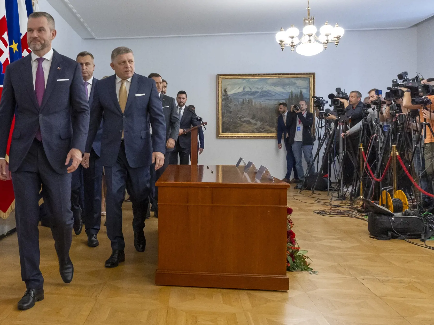 Predseda strany Smer-SD Robert Fico, líder Hlasu-SD Peter Pellegrini a šéf Slovenskej národnej strany (SNS) Andrej Danko počas podpisu koaličnej zmluvy v historickej budove Národnej rady Slovenskej republiky.