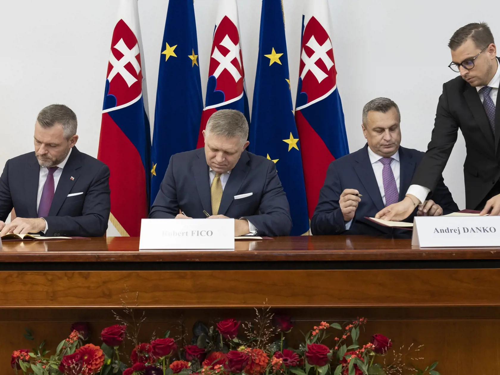 Predseda strany Smer-SD Robert Fico, líder Hlasu-SD Peter Pellegrini a šéf Slovenskej národnej strany (SNS) Andrej Danko počas podpisu koaličnej zmluvy v historickej budove Národnej rady Slovenskej republiky. Na snímke zľava je Peter Pellegrini, Robert Fico a Andrej Danko.