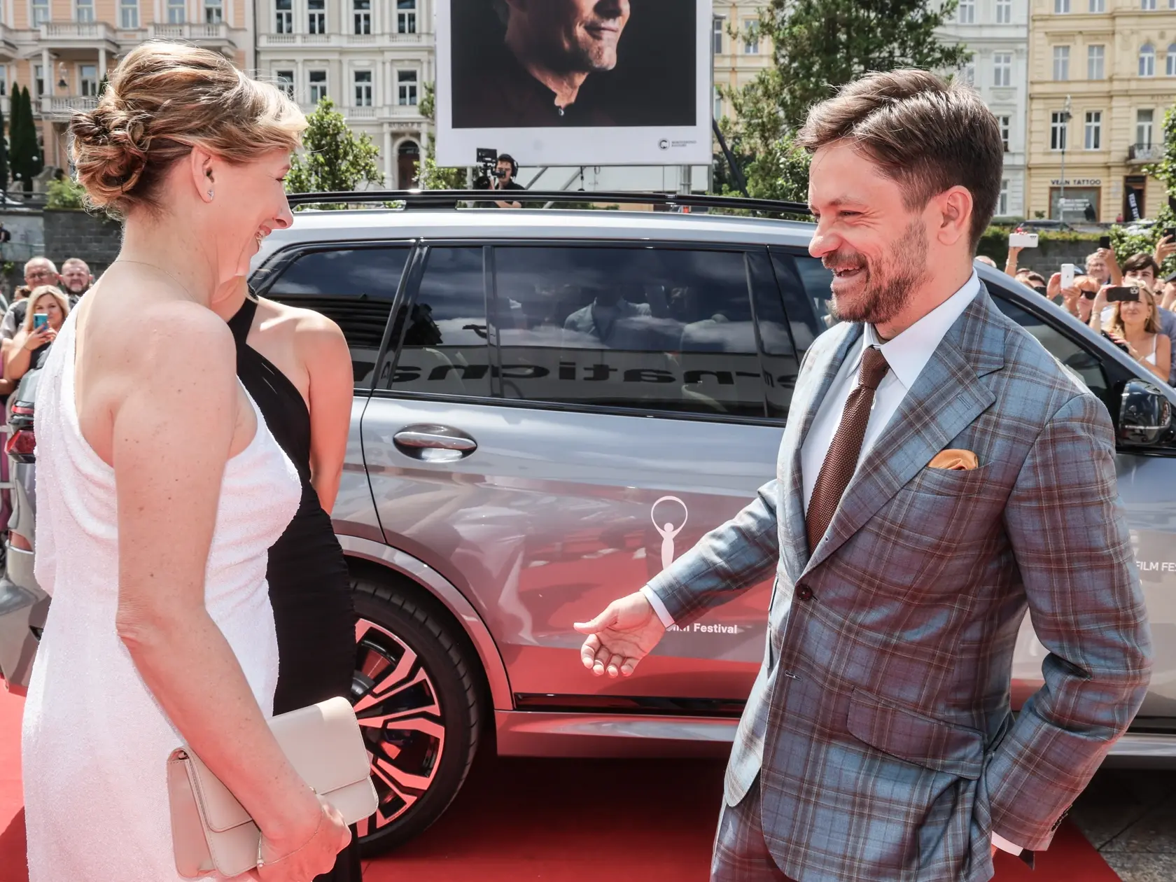 Film Vlna tvorcovia prvýkrát predstavili na festivale v Karlovych Varoch. Režisérom je Jiří Mádl.