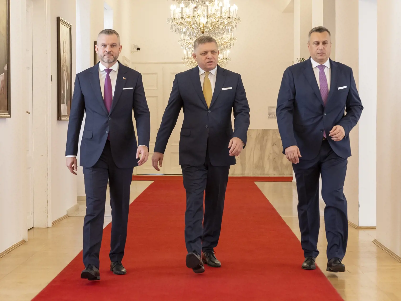 Predseda strany Smer-SD Robert Fico, líder Hlasu-SD Peter Pellegrini a šéf Slovenskej národnej strany (SNS) Andrej Danko počas podpisu koaličnej zmluvy v historickej budove Národnej rady Slovenskej republiky. Na snímke zľava je Peter Pellegrini, Robert Fico a Andrej Danko.