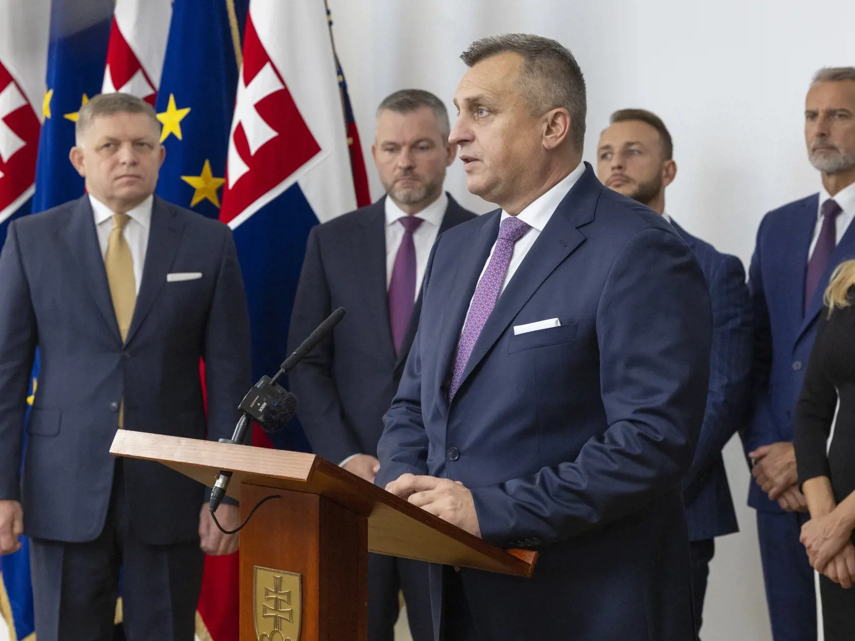 Predseda strany Smer-SD Robert Fico, líder Hlasu-SD Peter Pellegrini a šéf Slovenskej národnej strany (SNS) Andrej Danko počas podpisu koaličnej zmluvy v historickej budove Národnej rady Slovenskej republiky. Na snímke je Andrej Danko.