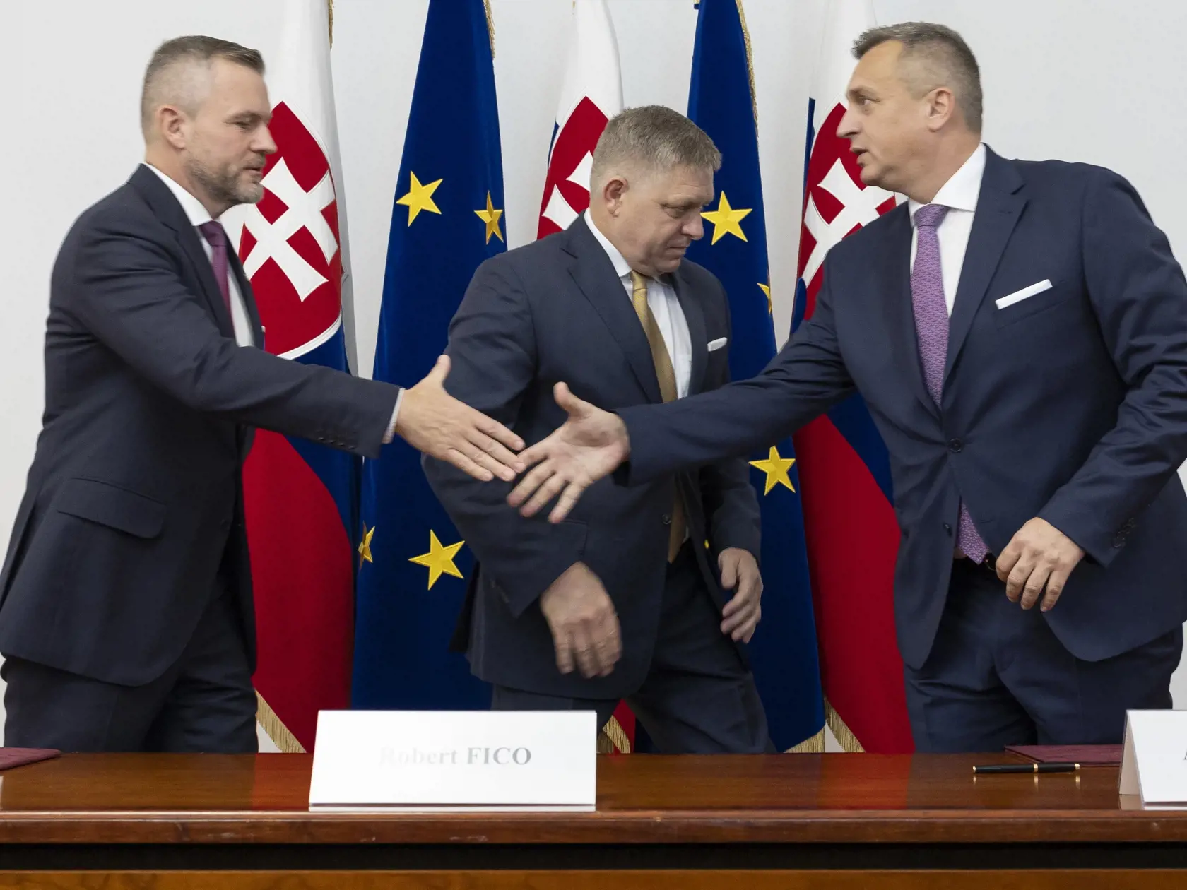 Predseda strany Smer-SD Robert Fico, líder Hlasu-SD Peter Pellegrini a šéf Slovenskej národnej strany (SNS) Andrej Danko počas podpisu koaličnej zmluvy v historickej budove Národnej rady Slovenskej republiky. Na snímke zľava je Peter Pellegrini, Robert Fico a Andrej Danko.