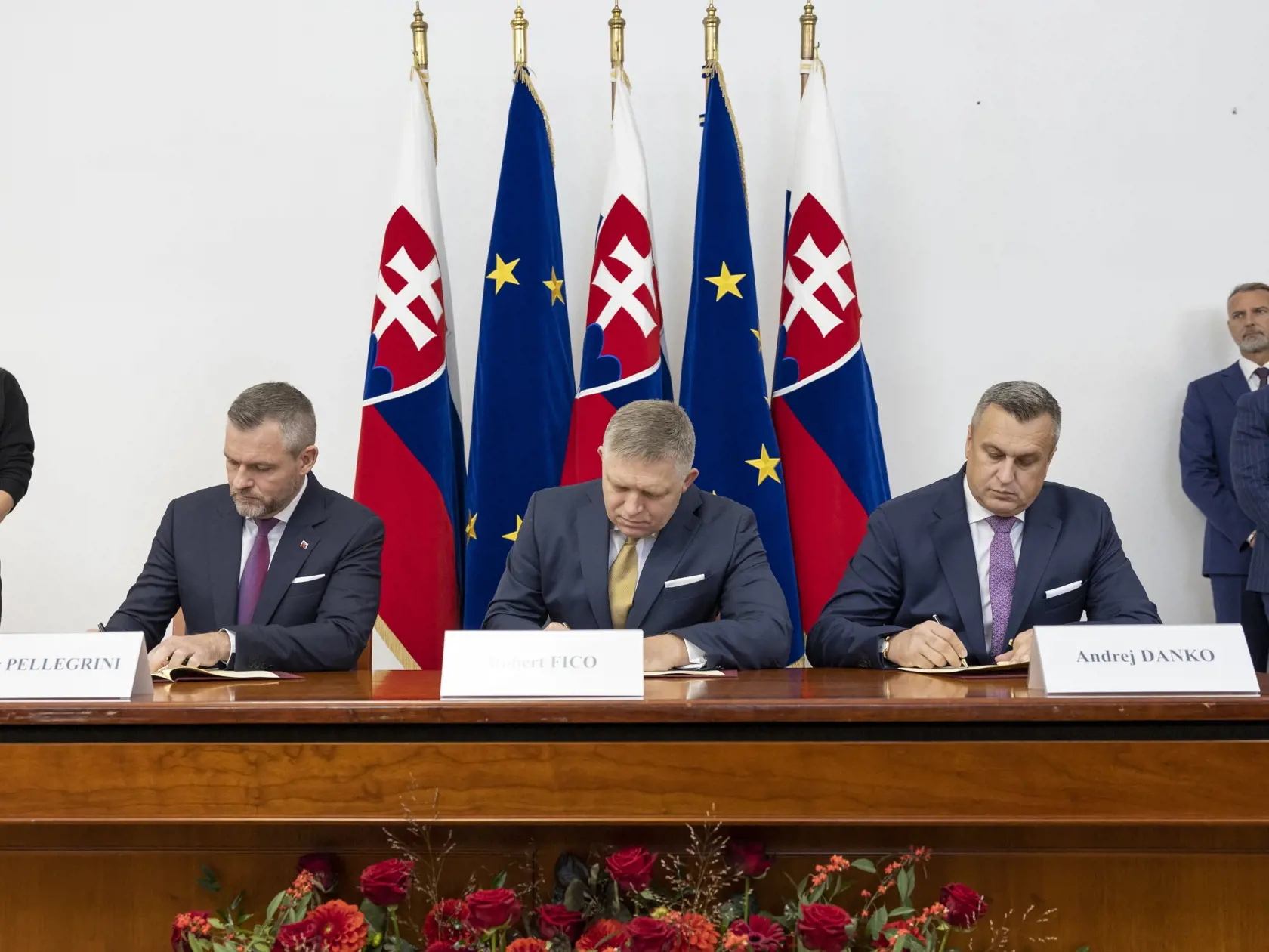 Predseda strany Smer-SD Robert Fico, líder Hlasu-SD Peter Pellegrini a šéf Slovenskej národnej strany (SNS) Andrej Danko počas podpisu koaličnej zmluvy v historickej budove Národnej rady Slovenskej republiky. Na snímke zľava je Peter Pellegrini, Robert Fico a Andrej Danko.