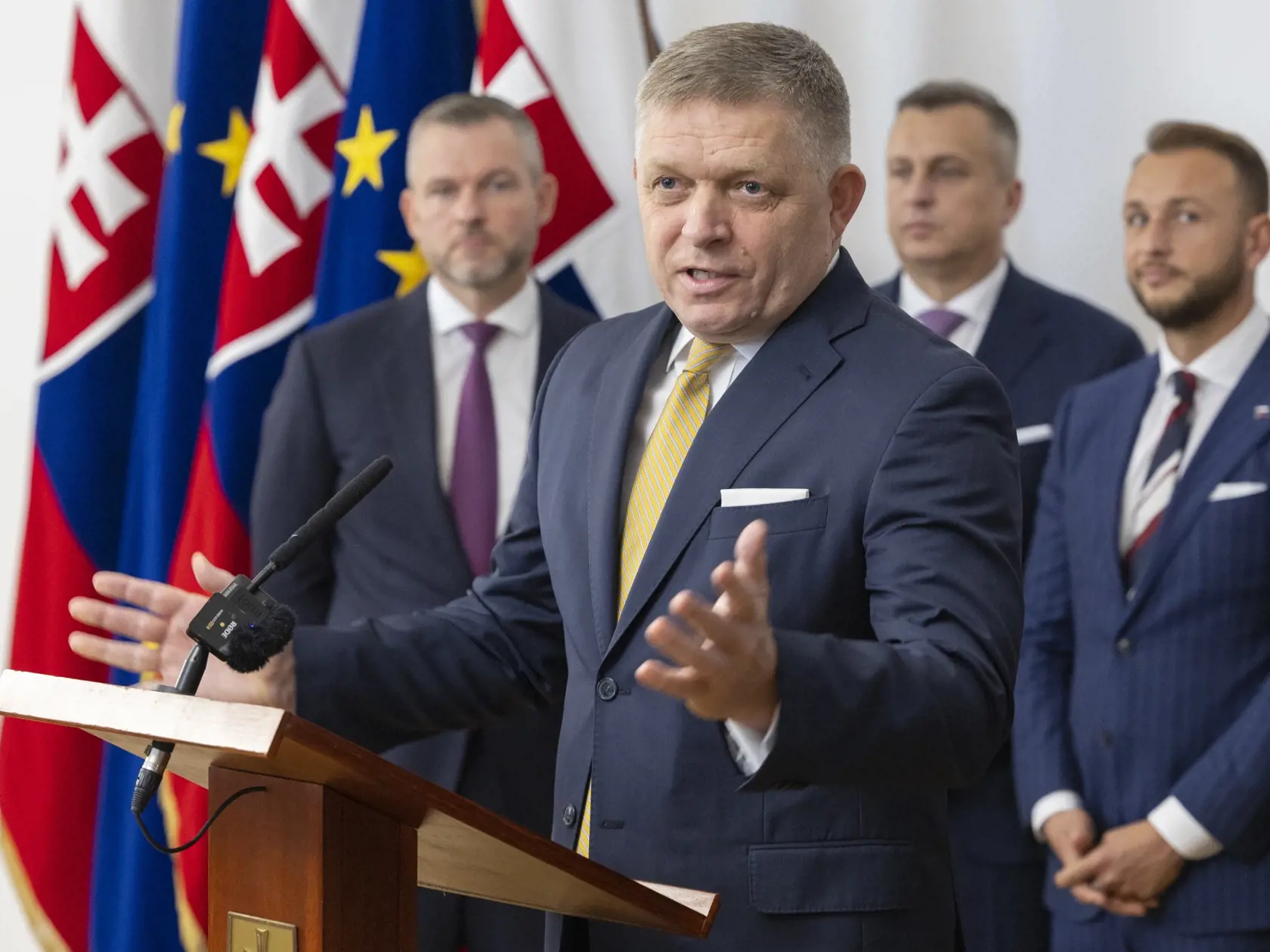 Predseda strany Smer-SD Robert Fico, líder Hlasu-SD Peter Pellegrini a šéf Slovenskej národnej strany (SNS) Andrej Danko počas podpisu koaličnej zmluvy v historickej budove Národnej rady Slovenskej republiky. Na snímke je Robert Fico.