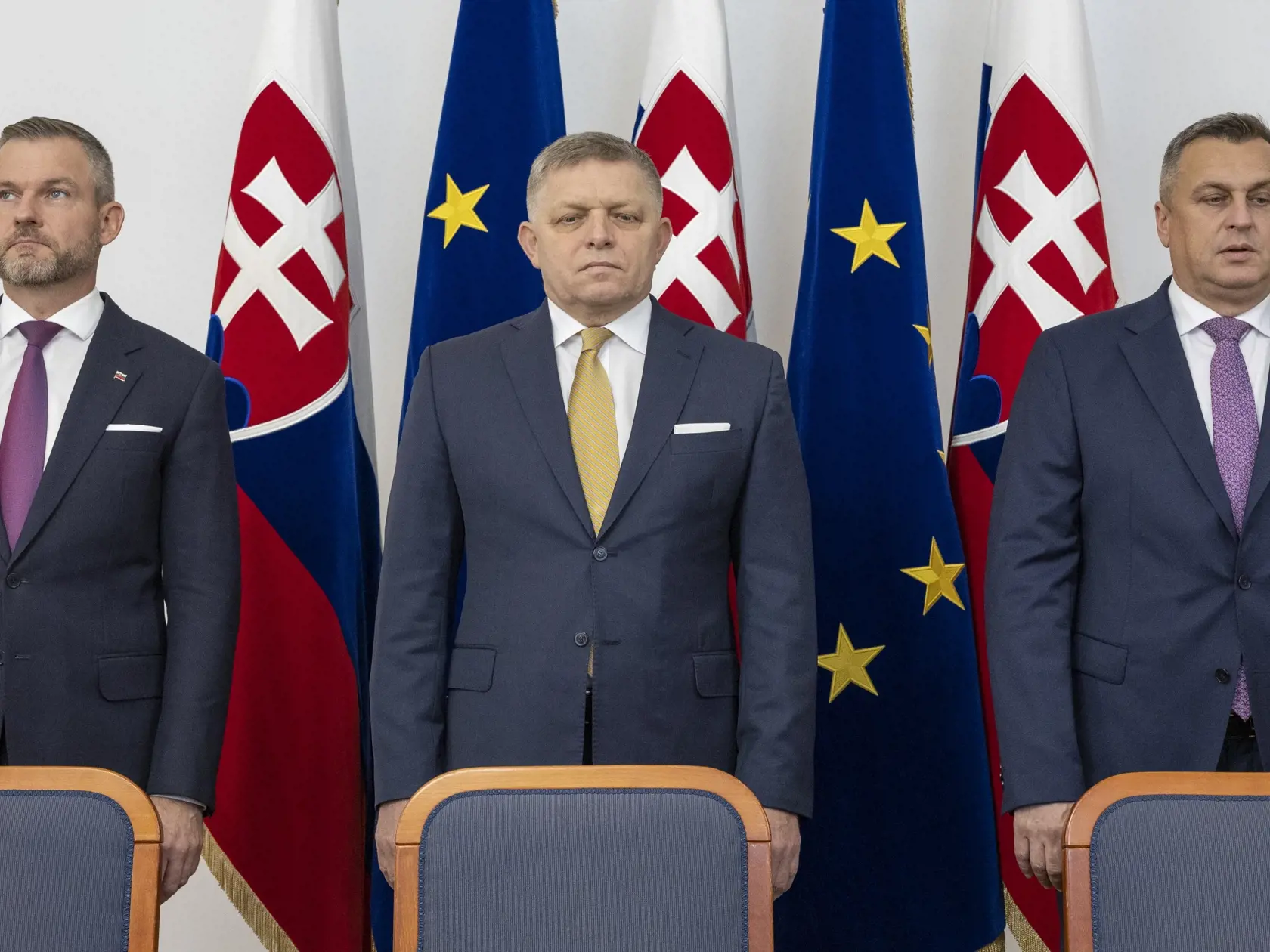 Predseda strany Smer-SD Robert Fico, líder Hlasu-SD Peter Pellegrini a šéf Slovenskej národnej strany (SNS) Andrej Danko počas podpisu koaličnej zmluvy v historickej budove Národnej rady Slovenskej republiky. Na snímke zľava je Peter Pellegrini, Robert Fico a Andrej Danko.