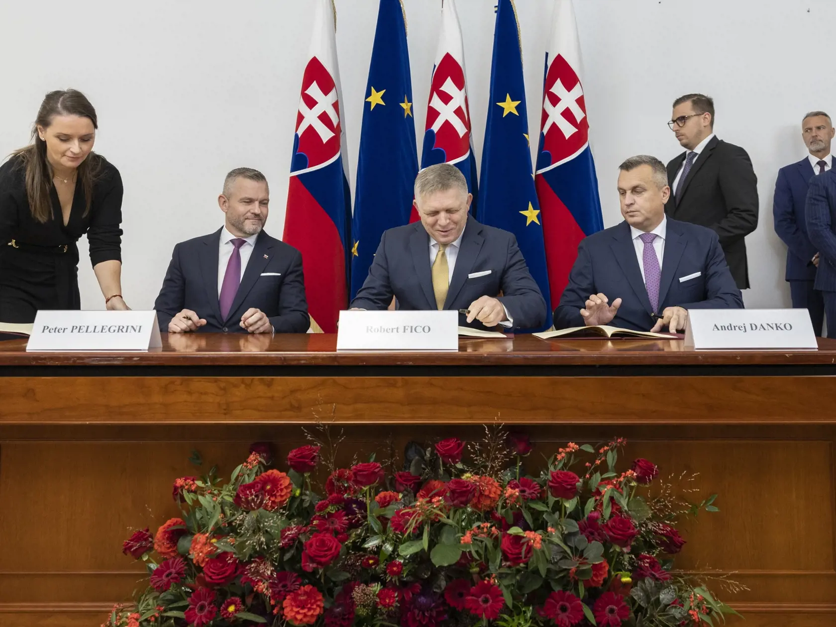 Predseda strany Smer-SD Robert Fico, líder Hlasu-SD Peter Pellegrini a šéf Slovenskej národnej strany (SNS) Andrej Danko počas podpisu koaličnej zmluvy v historickej budove Národnej rady Slovenskej republiky. Na snímke zľava je Peter Pellegrini, Robert Fico a Andrej Danko.