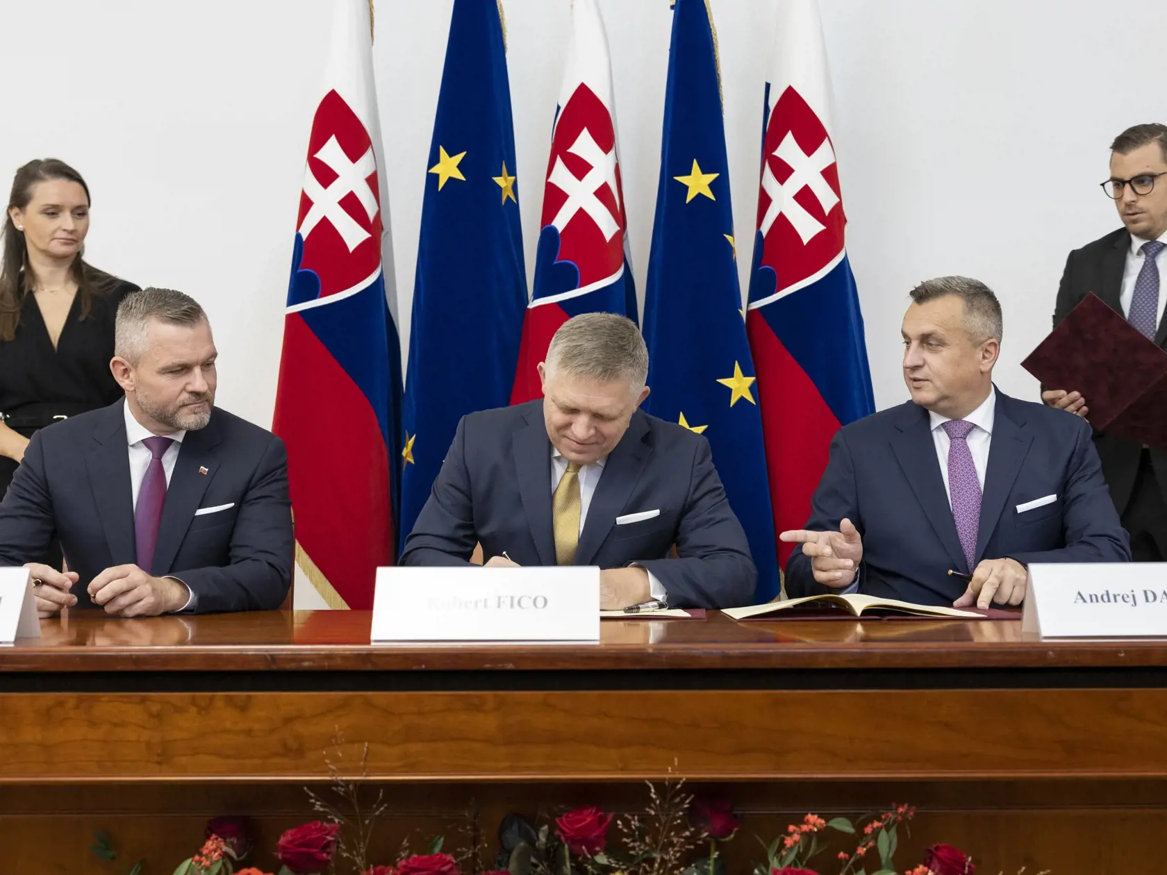 Predseda strany Smer-SD Robert Fico, líder Hlasu-SD Peter Pellegrini a šéf Slovenskej národnej strany (SNS) Andrej Danko počas podpisu koaličnej zmluvy v historickej budove Národnej rady Slovenskej republiky. Na snímke zľava je Peter Pellegrini, Robert Fico a Andrej Danko.