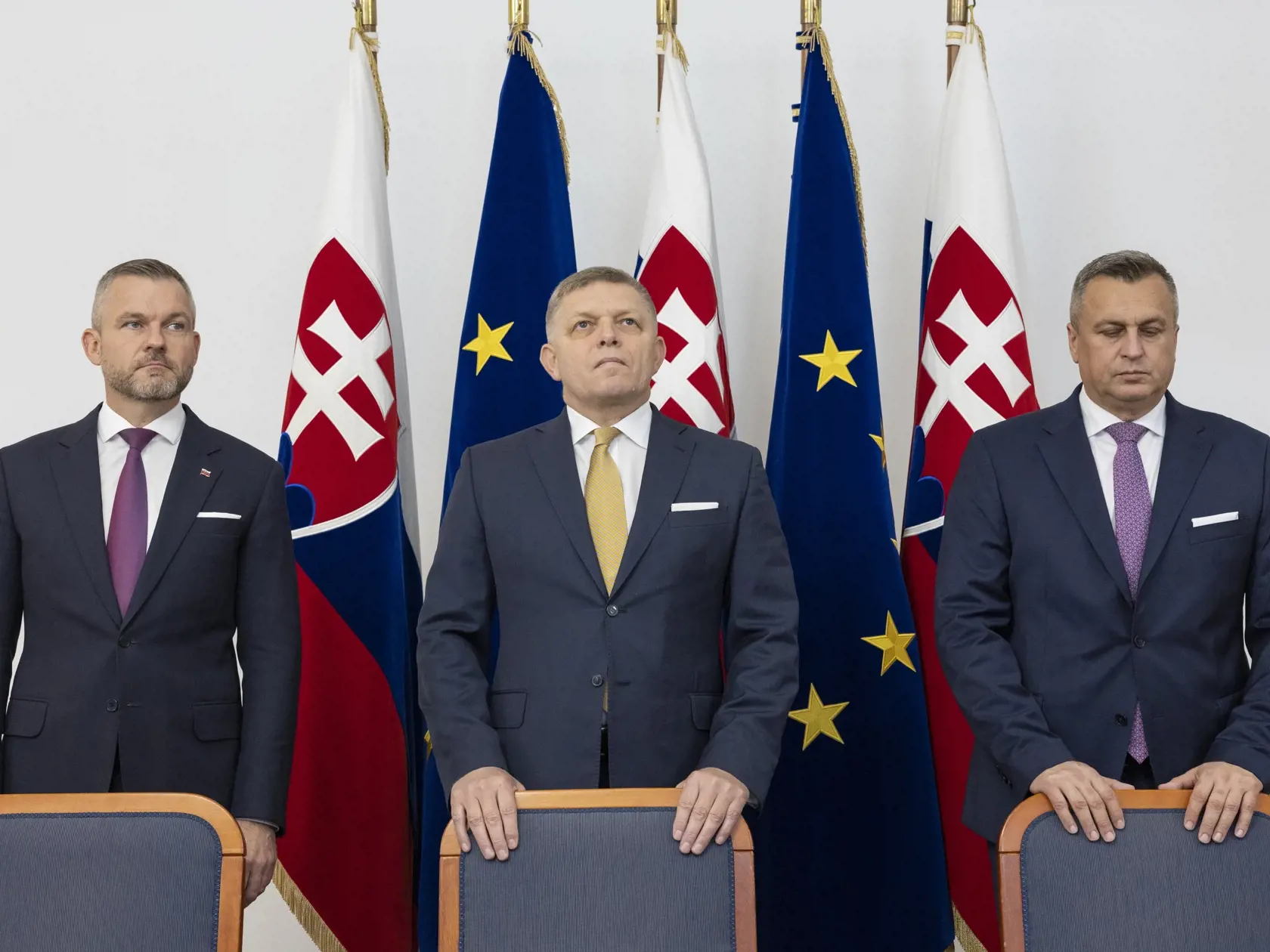 Predseda strany Smer-SD Robert Fico, líder Hlasu-SD Peter Pellegrini a šéf Slovenskej národnej strany (SNS) Andrej Danko počas podpisu koaličnej zmluvy v historickej budove Národnej rady Slovenskej republiky. Na snímke zľava je Peter Pellegrini, Robert Fico a Andrej Danko.