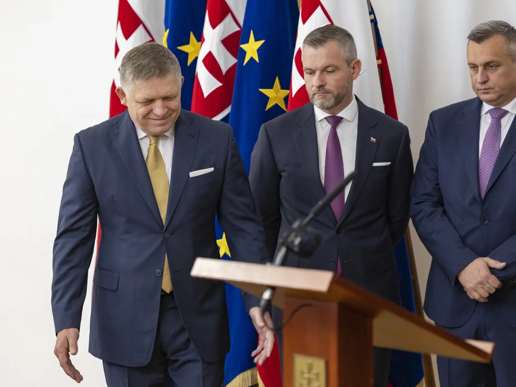 Predseda strany Smer-SD Robert Fico, líder Hlasu-SD Peter Pellegrini a šéf Slovenskej národnej strany (SNS) Andrej Danko počas podpisu koaličnej zmluvy v historickej budove Národnej rady Slovenskej republiky. Na snímke zľava je Robert Fico, Peter Pellegrini a Andrej Danko.