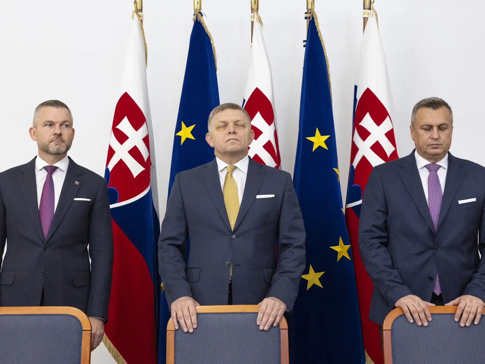 Predseda strany Smer-SD Robert Fico, líder Hlasu-SD Peter Pellegrini a šéf Slovenskej národnej strany (SNS) Andrej Danko počas podpisu koaličnej zmluvy v historickej budove Národnej rady Slovenskej republiky. Na snímke zľava je Peter Pellegrini, Robert Fico a Andrej Danko.