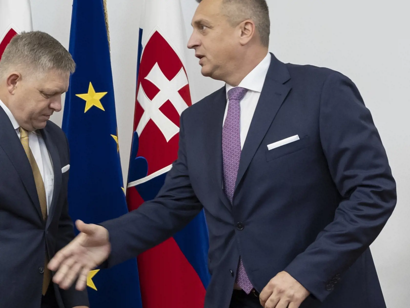 Predseda strany Smer-SD Robert Fico, líder Hlasu-SD Peter Pellegrini a šéf Slovenskej národnej strany (SNS) Andrej Danko počas podpisu koaličnej zmluvy v historickej budove Národnej rady Slovenskej republiky. Na snímke zľava je Peter Pellegrini, Robert Fico a Andrej Danko.