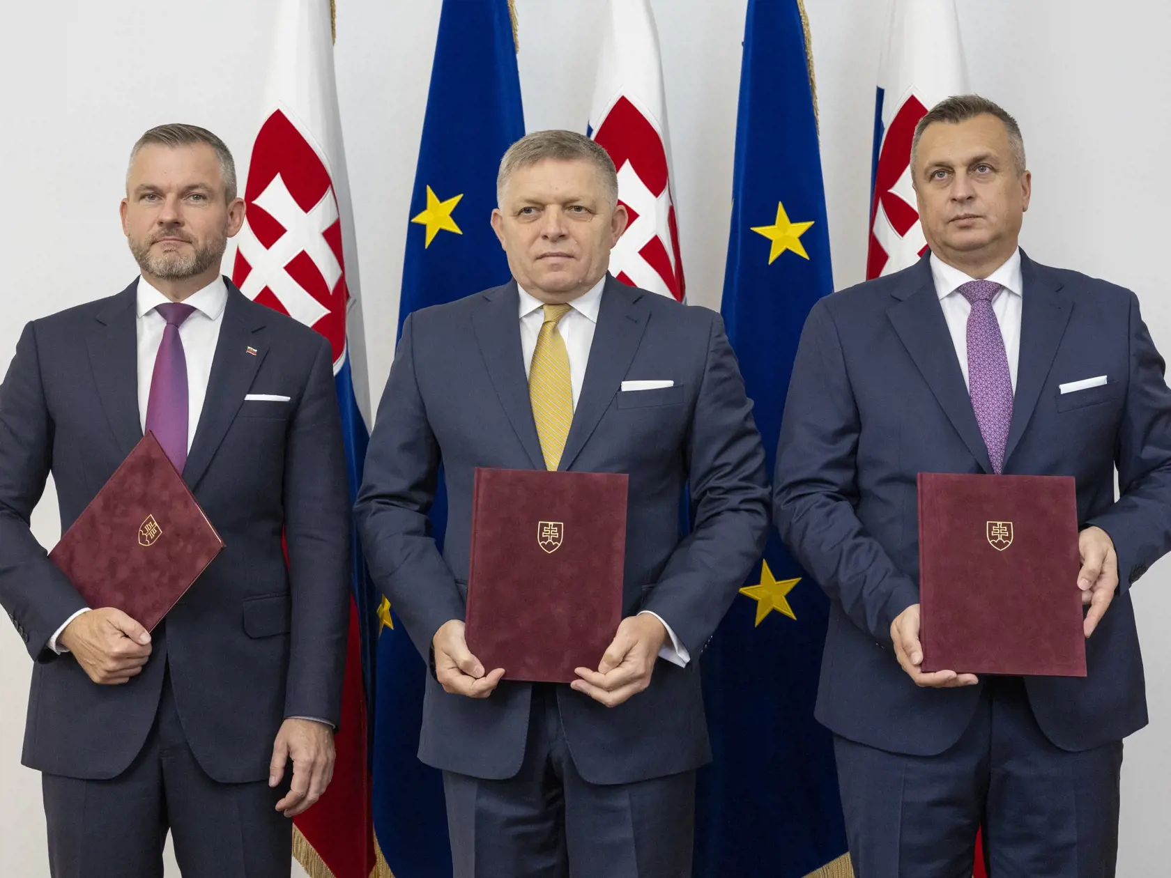 Predseda strany Smer-SD Robert Fico, líder Hlasu-SD Peter Pellegrini a šéf Slovenskej národnej strany (SNS) Andrej Danko počas podpisu koaličnej zmluvy v historickej budove Národnej rady Slovenskej republiky. Na snímke zľava je Peter Pellegrini, Robert Fico a Andrej Danko.