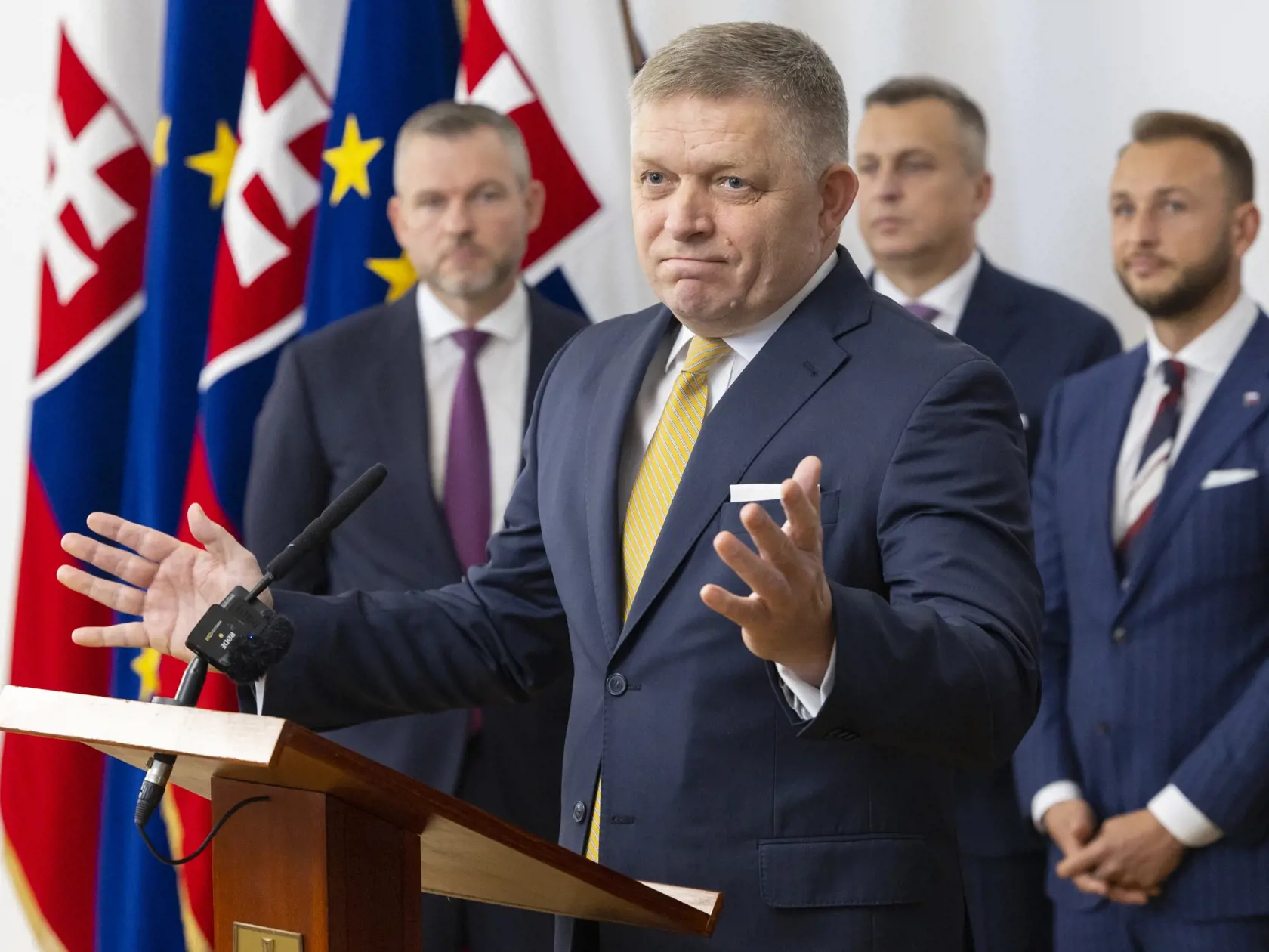Predseda strany Smer-SD Robert Fico, líder Hlasu-SD Peter Pellegrini a šéf Slovenskej národnej strany (SNS) Andrej Danko počas podpisu koaličnej zmluvy v historickej budove Národnej rady Slovenskej republiky. Na snímke je Robert Fico.