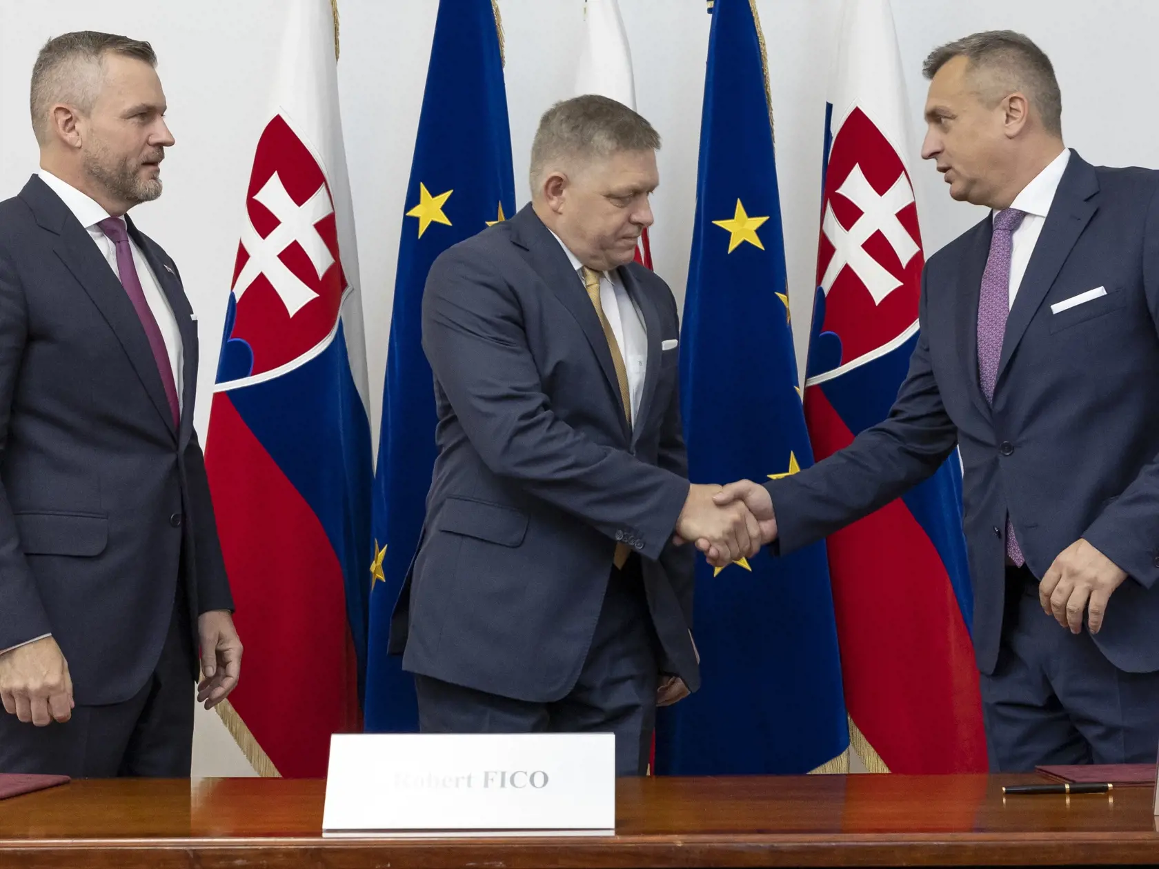 Predseda strany Smer-SD Robert Fico, líder Hlasu-SD Peter Pellegrini a šéf Slovenskej národnej strany (SNS) Andrej Danko počas podpisu koaličnej zmluvy v historickej budove Národnej rady Slovenskej republiky. Na snímke zľava je Peter Pellegrini, Robert Fico a Andrej Danko.