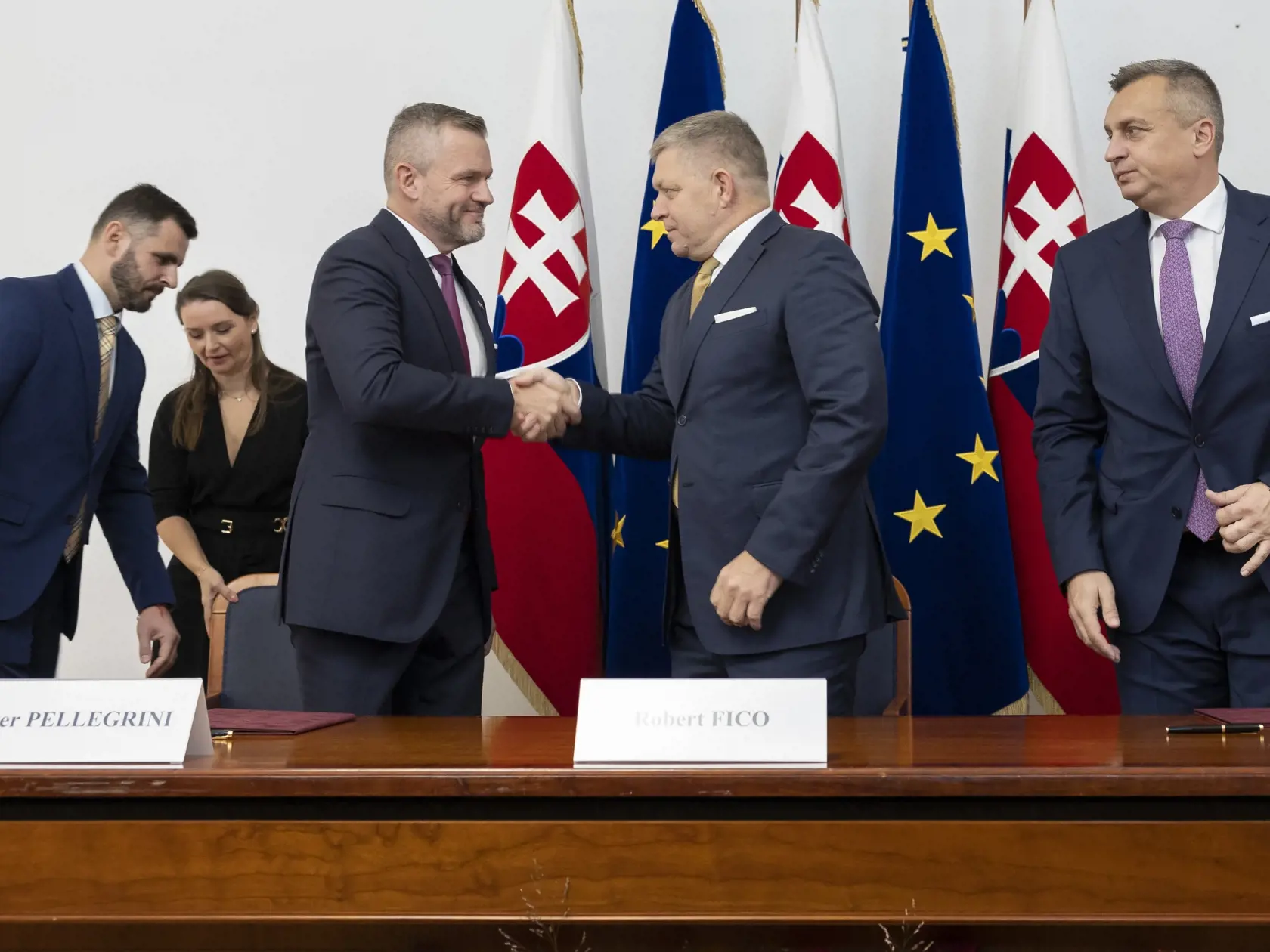 Predseda strany Smer-SD Robert Fico, líder Hlasu-SD Peter Pellegrini a šéf Slovenskej národnej strany (SNS) Andrej Danko počas podpisu koaličnej zmluvy v historickej budove Národnej rady Slovenskej republiky. Na snímke zľava je Peter Pellegrini, Robert Fico a Andrej Danko.