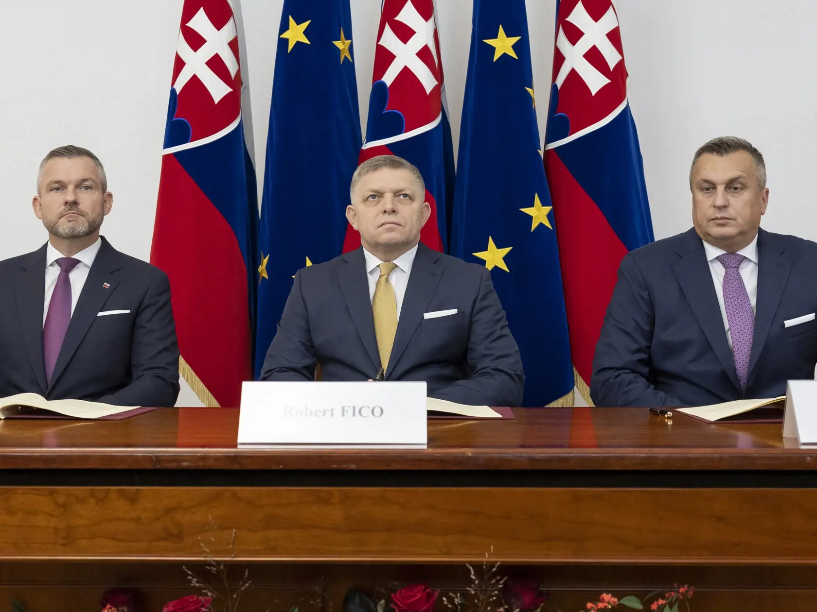 Predseda strany Smer-SD Robert Fico, líder Hlasu-SD Peter Pellegrini a šéf Slovenskej národnej strany (SNS) Andrej Danko počas podpisu koaličnej zmluvy v historickej budove Národnej rady Slovenskej republiky. Na snímke zľava je Peter Pellegrini, Robert Fico a Andrej Danko.
